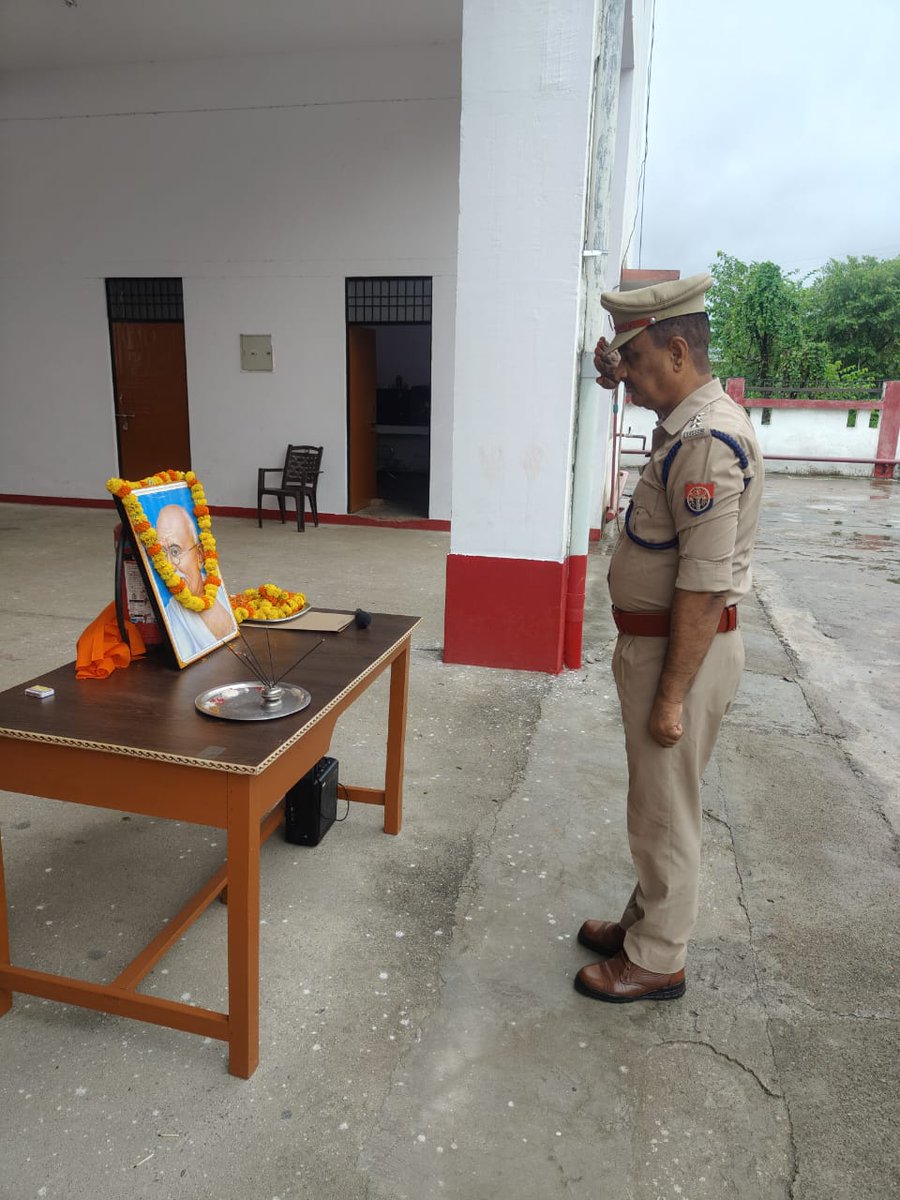 आज दिनांक 02 अक्टूबर 2025 को जनपद बस्ती के सभी फायर स्टेशनों पर  गाँधी जयंती मनाई गयी तथा राष्ट्र की एकता व अखण्डता बनाये रखने का शपथ लिया गया।

#GandhiJayanti 
#basti #firestation #fire #Safety #firefighters