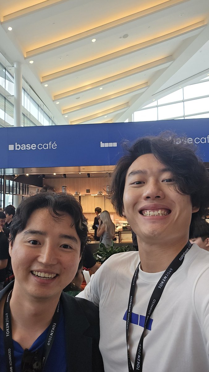 goheesheng's tweet photo. Didnt manage to catch @davidandpassion @0xPia @asal_alizade at #allaboutthatbase so catchup on the second day of @token2049. And that broad back looks so familiar~~@jessepollak https://t.co/S5W9A72XlF