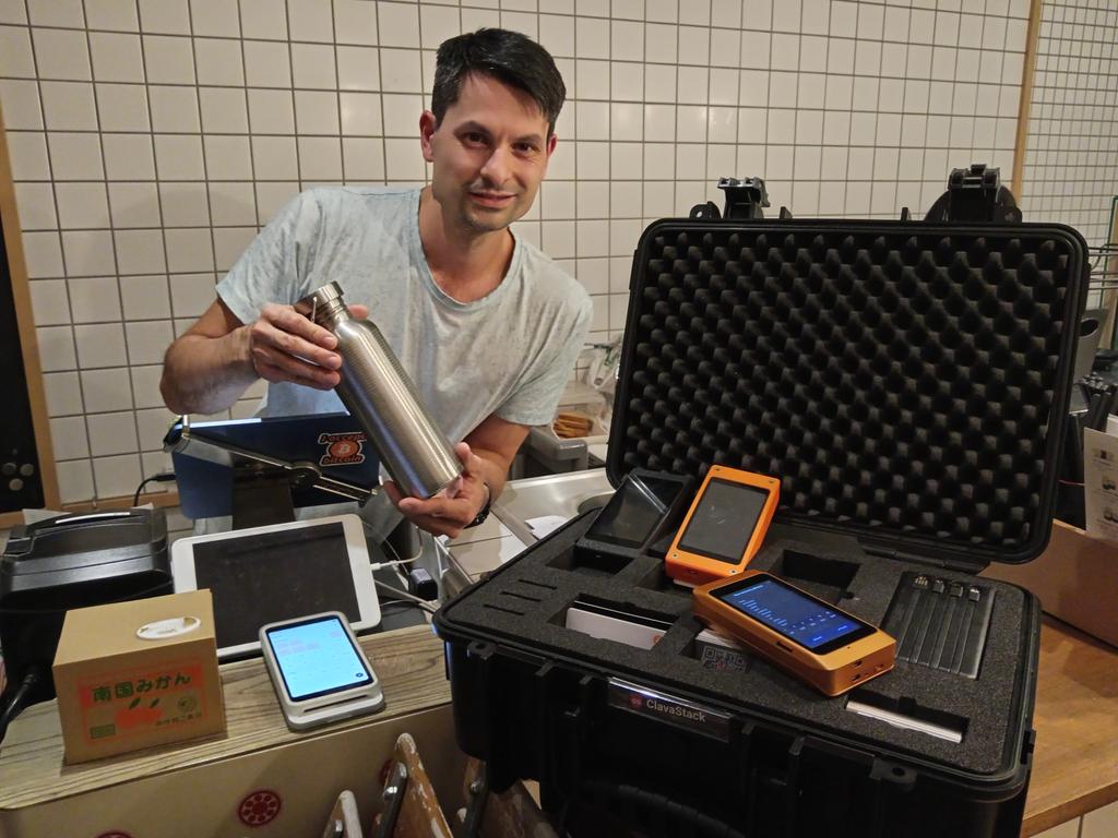 ClavaStack's tweet photo. Gestern am @bitcoinmuc Stammtisch dem Sushi Restaurant Betreiber der Bitcoin akzeptiert hat den @SpecterDIY gezeigt 🫡 https://t.co/u3pZ0zPlNe