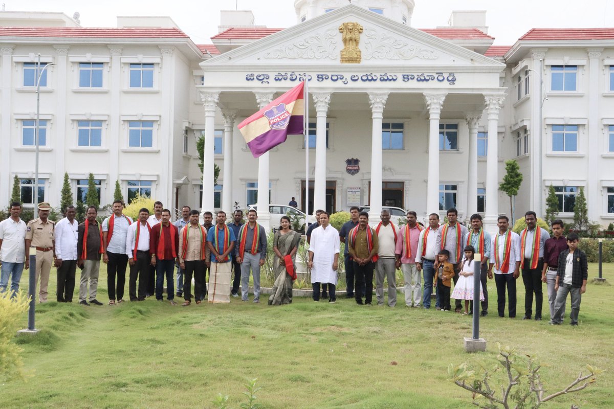 కామారెడ్డి జిల్లా SP శ్రీ యం. రాజేష్ చంద్ర, IPS గారు పోలీస్ హెడ్‌క్వార్టర్స్‌లో ఆయుధ పూజలో పాల్గొని గాల్లోకి కాల్పులు జరిపి  విజయదశమి వేడుకలు.
 జిల్లా ప్రజలకు,మీడియా మరియు పోలీసు కుటుంబ సభ్యులు అందరికి విజయదశమి శుభాకాంక్షలు తెలిపారు
#Vijayadashami #KamareddyPolice
<a href="/TelanganaCOPs/">Telangana Police</a>