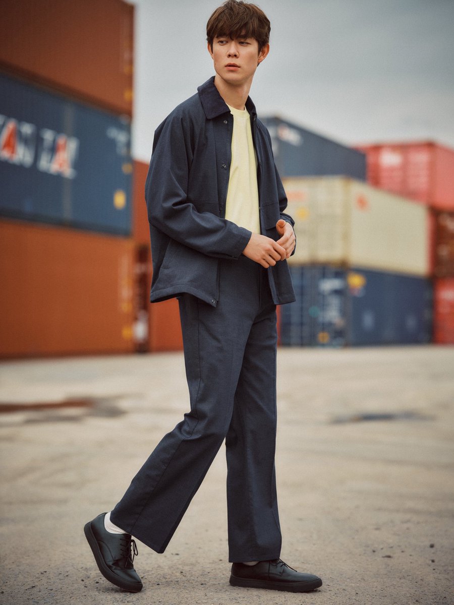 俳優・宮沢氷魚(@MiyazawaHio )が着る、クリーンデニム ／ 光沢感の