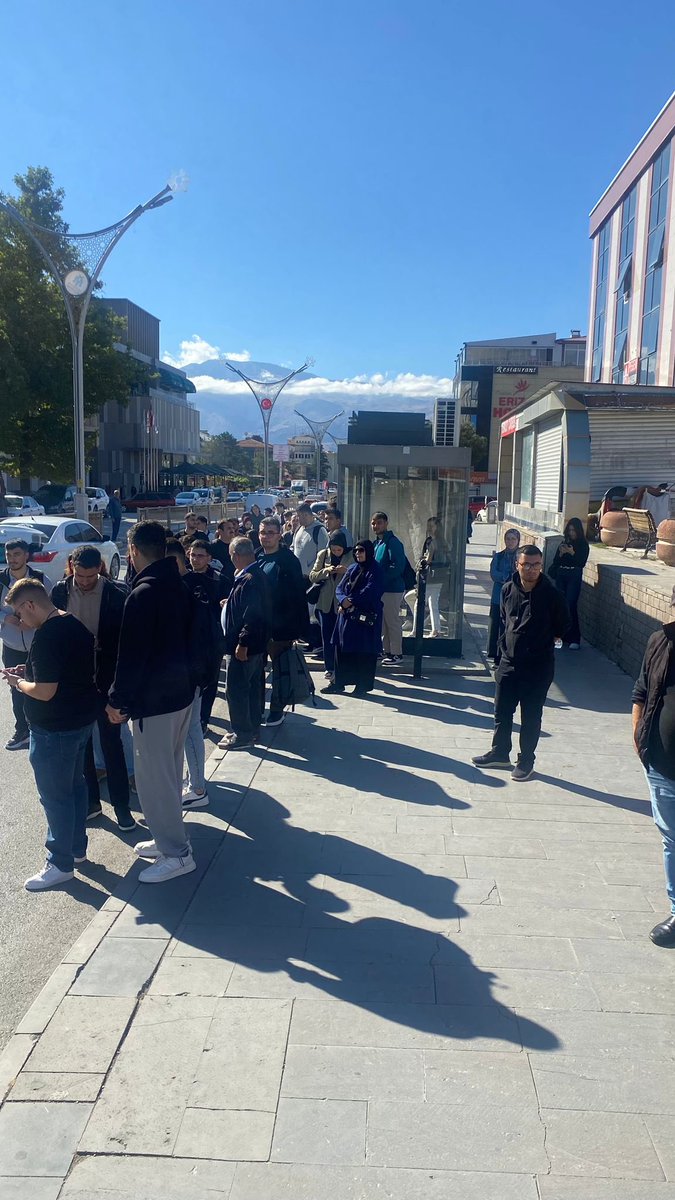 erzincanhukukk's tweet photo. Fakültemizin alanlarının yetersiz olduğu gibi otobüsler de öğrenciler için yetersizdir. Bu devam zorunluluğu kararı aniden alınmış yersiz bir karardır!

@ebyu2006 @AyhanDoner @ErzincanHukuk @drhamzaydogdu 

#ebyuhfyoklamadanvazgec https://t.co/irZESNqRMe