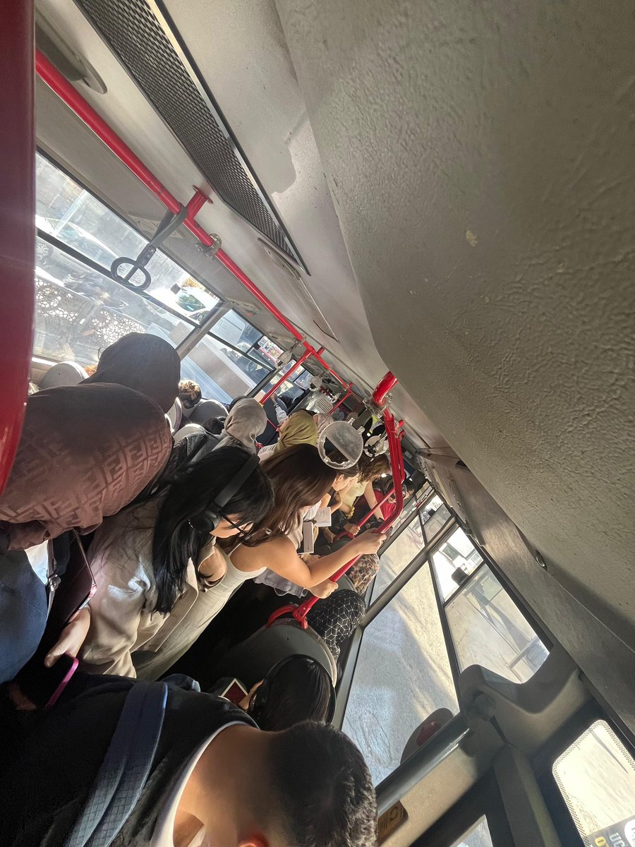 erzincanhukukk's tweet photo. Fakültemizin alanlarının yetersiz olduğu gibi otobüsler de öğrenciler için yetersizdir. Bu devam zorunluluğu kararı aniden alınmış yersiz bir karardır!

@ebyu2006 @AyhanDoner @ErzincanHukuk @drhamzaydogdu 

#ebyuhfyoklamadanvazgec https://t.co/irZESNqRMe