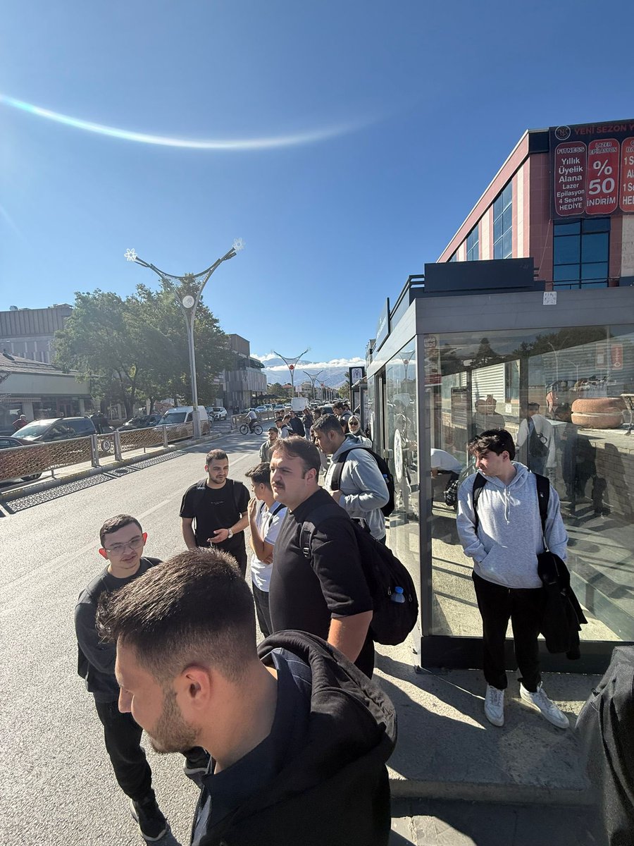 erzincanhukukk's tweet photo. Fakültemizin alanlarının yetersiz olduğu gibi otobüsler de öğrenciler için yetersizdir. Bu devam zorunluluğu kararı aniden alınmış yersiz bir karardır!

@ebyu2006 @AyhanDoner @ErzincanHukuk @drhamzaydogdu 

#ebyuhfyoklamadanvazgec https://t.co/irZESNqRMe