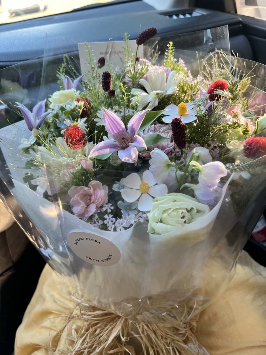 AxlvvWare's tweet image. 車の中で受け取った花束が、今日をちょっと特別にしてくれる瞬間💐。