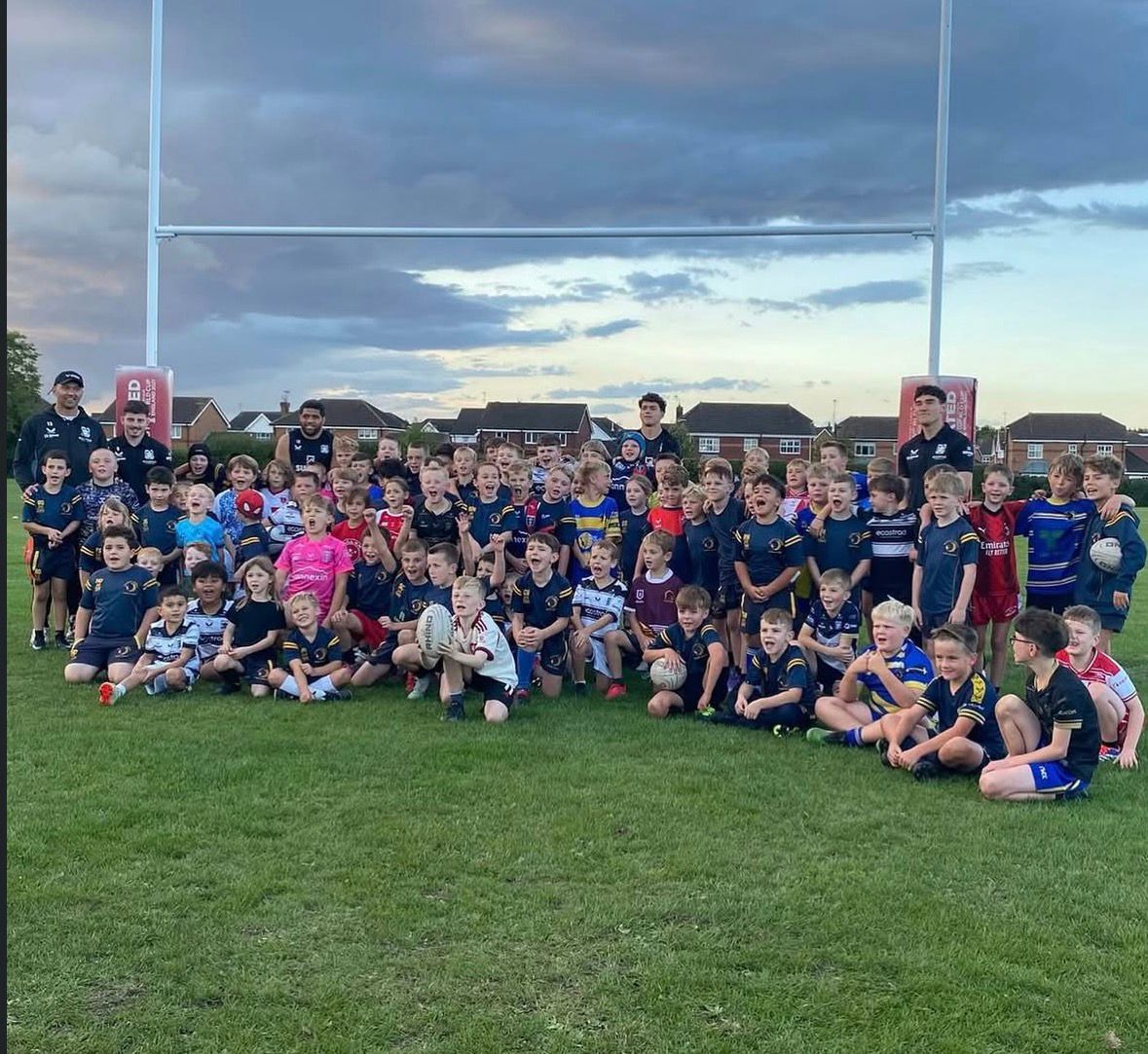 FCComFoundation's tweet image. 𝗕𝗘𝗩𝗘𝗥𝗟𝗘𝗬 𝗕𝗥𝗔𝗩𝗘𝗦 💪

John Asiata, Jordan Rapana, Amir Bourouh, Lewis Martin, and Zach Jebson visited Beverley Braves as part of the Foundation’s Club Takeover evenings, with every age group getting involved in activities throughout the night! 👏