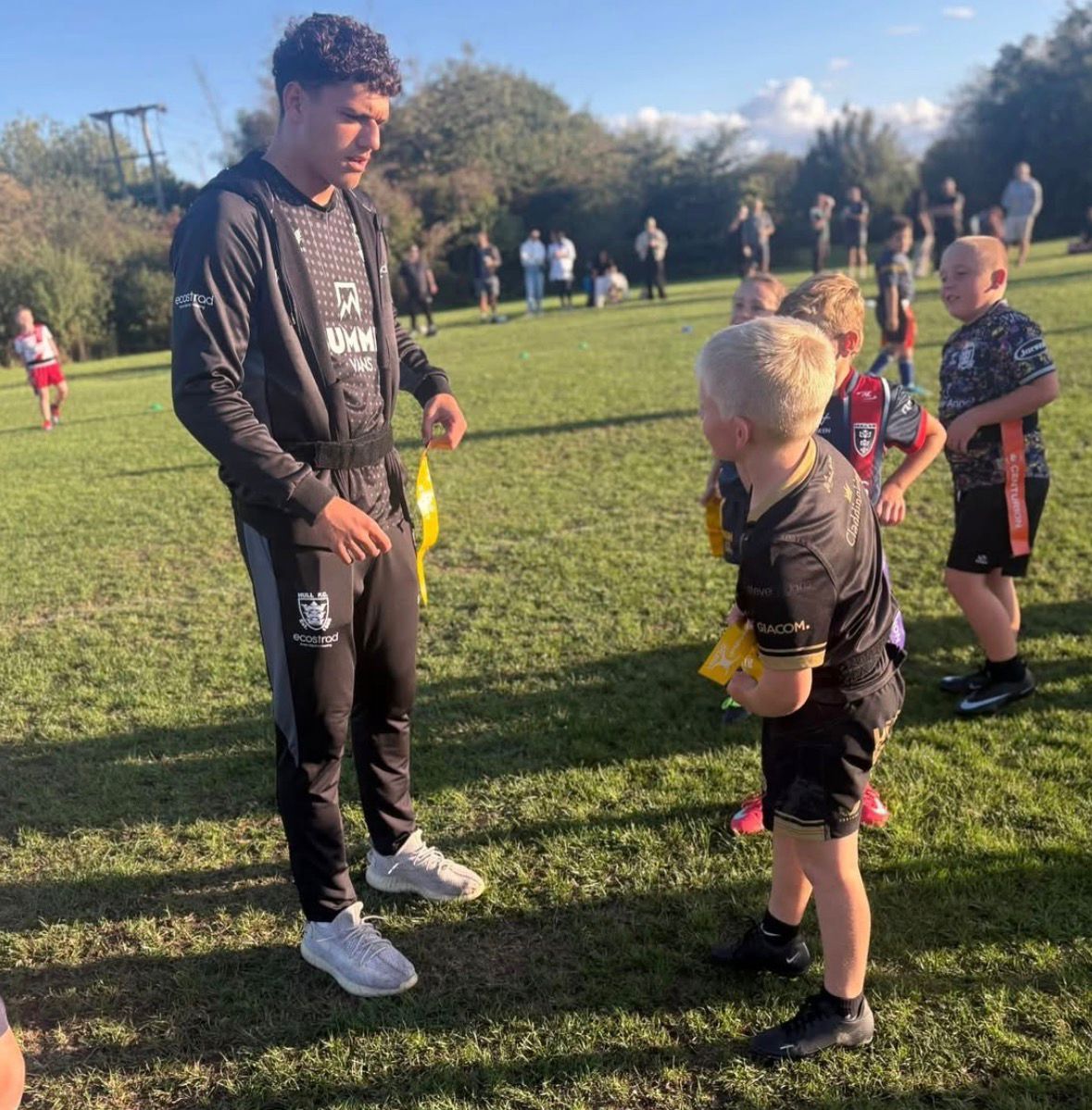 FCComFoundation's tweet image. 𝗕𝗘𝗩𝗘𝗥𝗟𝗘𝗬 𝗕𝗥𝗔𝗩𝗘𝗦 💪

John Asiata, Jordan Rapana, Amir Bourouh, Lewis Martin, and Zach Jebson visited Beverley Braves as part of the Foundation’s Club Takeover evenings, with every age group getting involved in activities throughout the night! 👏