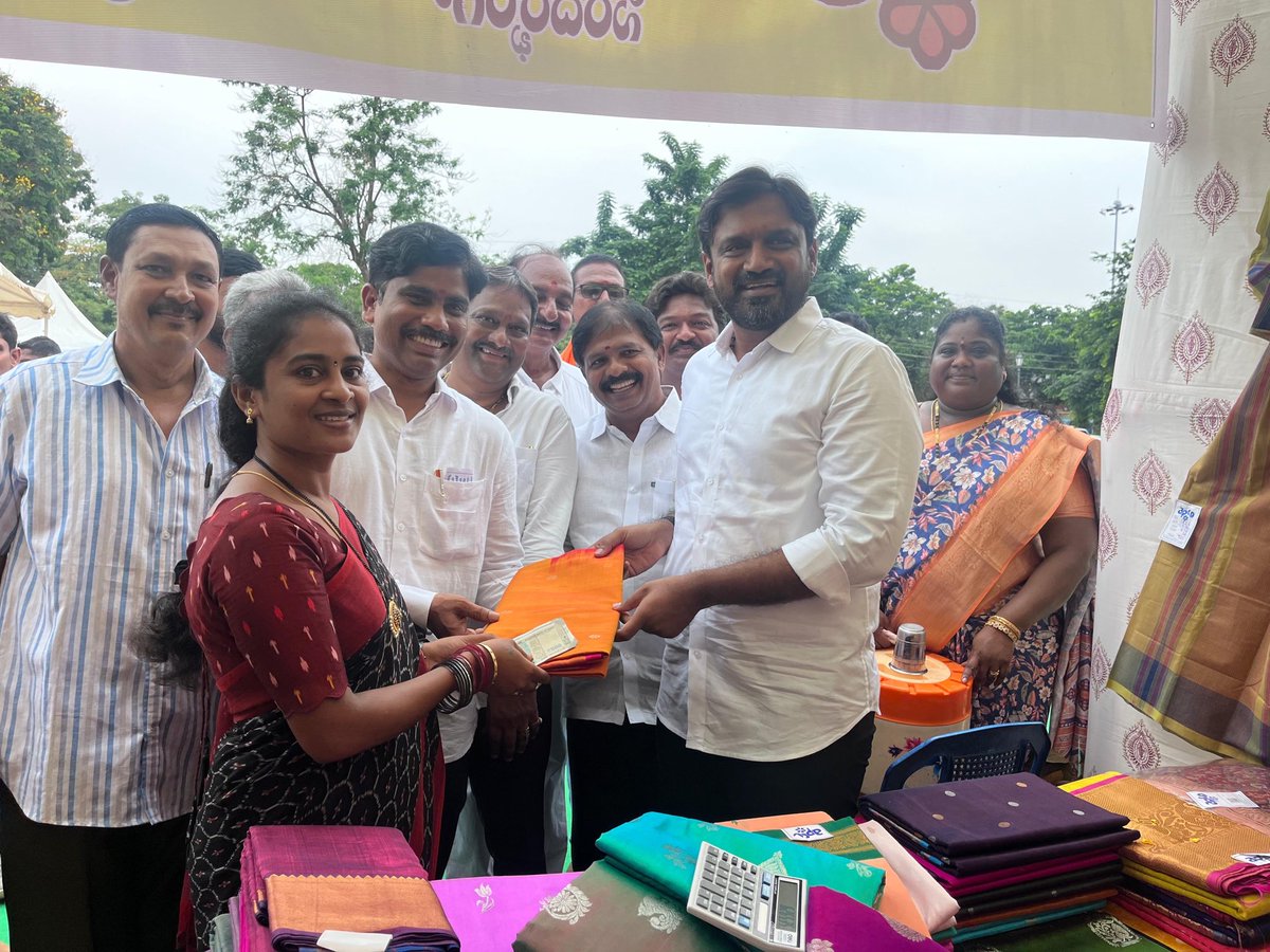 Adireddy_Vasu's tweet photo. ఈరోజు సుబ్రహ్మణ్య మైదానంలో నిర్వహించిన ఖాదీ సంత కార్యక్రమానికి హాజరు అవ్వడం జరిగింది.
#khaadi
#nativeproducts
#khaadiproducts https://t.co/vQ9H9of7No