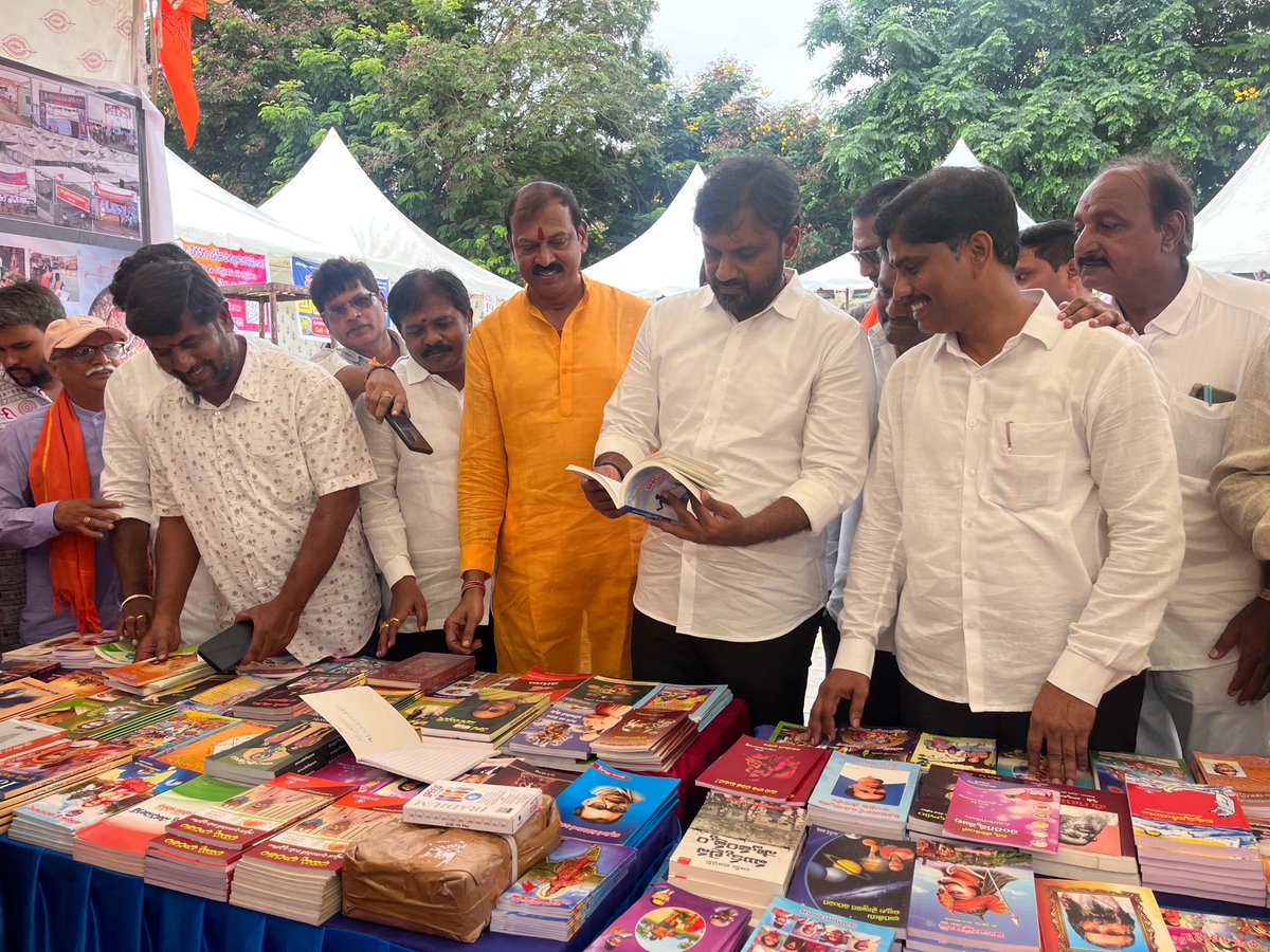 Adireddy_Vasu's tweet photo. ఈరోజు సుబ్రహ్మణ్య మైదానంలో నిర్వహించిన ఖాదీ సంత కార్యక్రమానికి హాజరు అవ్వడం జరిగింది.
#khaadi
#nativeproducts
#khaadiproducts https://t.co/vQ9H9of7No