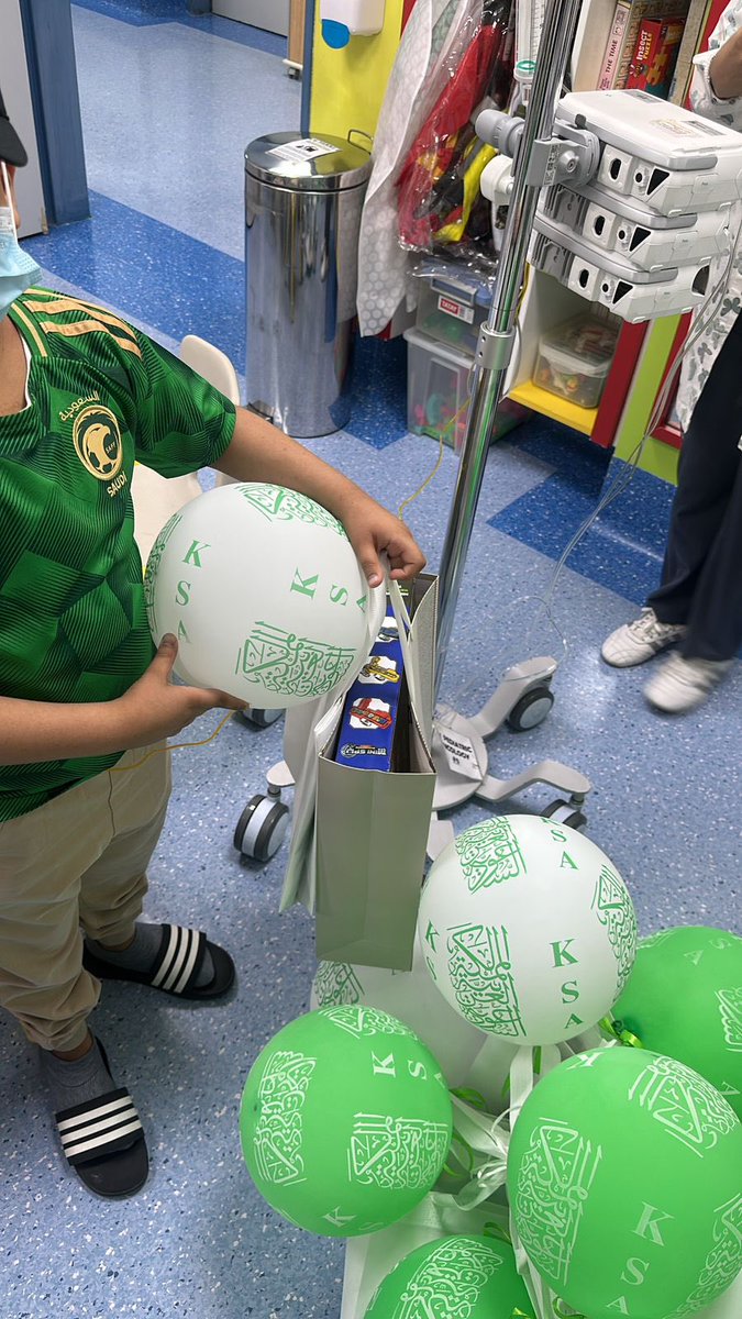tg128a's tweet photo. مشاركة فريق جيلان التطوعي 
في الاحتفال باليوم الوطني مع مرضى السرطان شافاهم الله 🇸🇦🤍
في مستشفى الأمير سلطان العسكرية ✨ 
#الرياض #اليوم_الوطني_السعودي_95 https://t.co/wtcI00IHqx