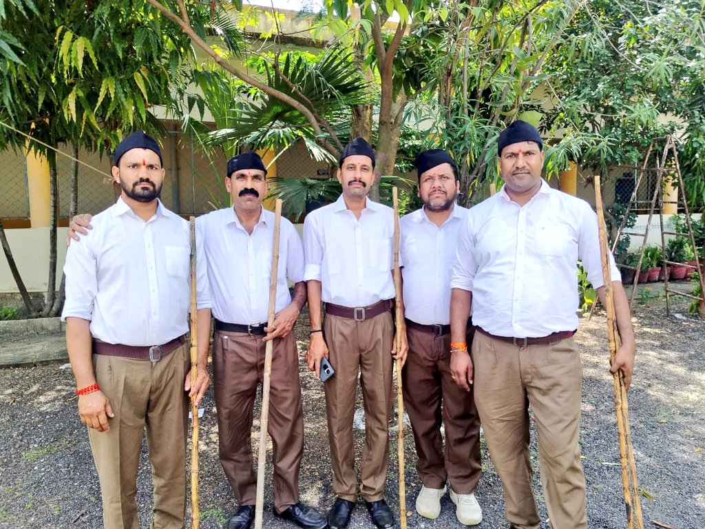 DangiSatendra's tweet photo. इतिहास गवाह है,कुछ क्षण बार बार नहीं आते शताब्दी संचलन उन्हीं क्षणों में से एक है🚩

@RSSorg @friendsofrss #RSS100 #RSSorg #mungaoli @Hkhandelwal1964 @HitanandSharma @alok_tiwari28 @Raobrijendra1 https://t.co/h3CrCAIb3T