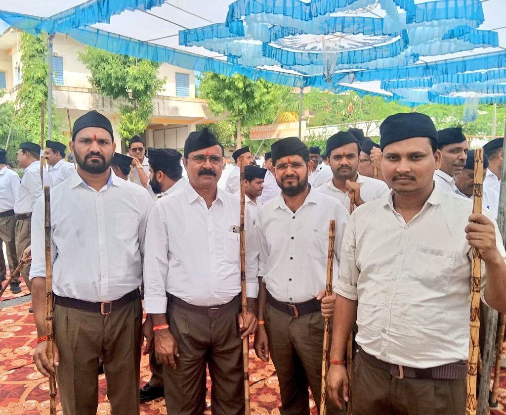 DangiSatendra's tweet photo. इतिहास गवाह है,कुछ क्षण बार बार नहीं आते शताब्दी संचलन उन्हीं क्षणों में से एक है🚩

@RSSorg @friendsofrss #RSS100 #RSSorg #mungaoli @Hkhandelwal1964 @HitanandSharma @alok_tiwari28 @Raobrijendra1 https://t.co/h3CrCAIb3T