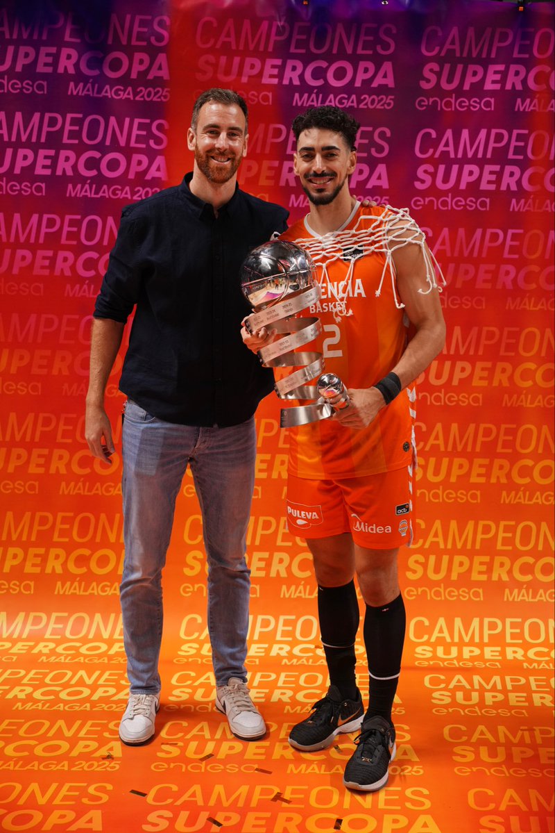 Victor Claver (@victor_claver) on Twitter photo Así fue mi debut detrás de los micrófonos de <a href="/DAZN_ES/">DAZN España</a> en la Supercopa <a href="/ACBCOM/">Liga Endesa</a> 🎙️
Una experiencia nueva, rodeado de grandes profesionales y con la suerte de volver a vivir el baloncesto de cerca
#BeComfortableBeingUncomfortable Así fue mi debut detrás de los micrófonos de <a href="/DAZN_ES/">DAZN España</a> en la Supercopa <a href="/ACBCOM/">Liga Endesa</a> 🎙️
Una experiencia nueva, rodeado de grandes profesionales y con la suerte de volver a vivir el baloncesto de cerca
#BeComfortableBeingUncomfortable