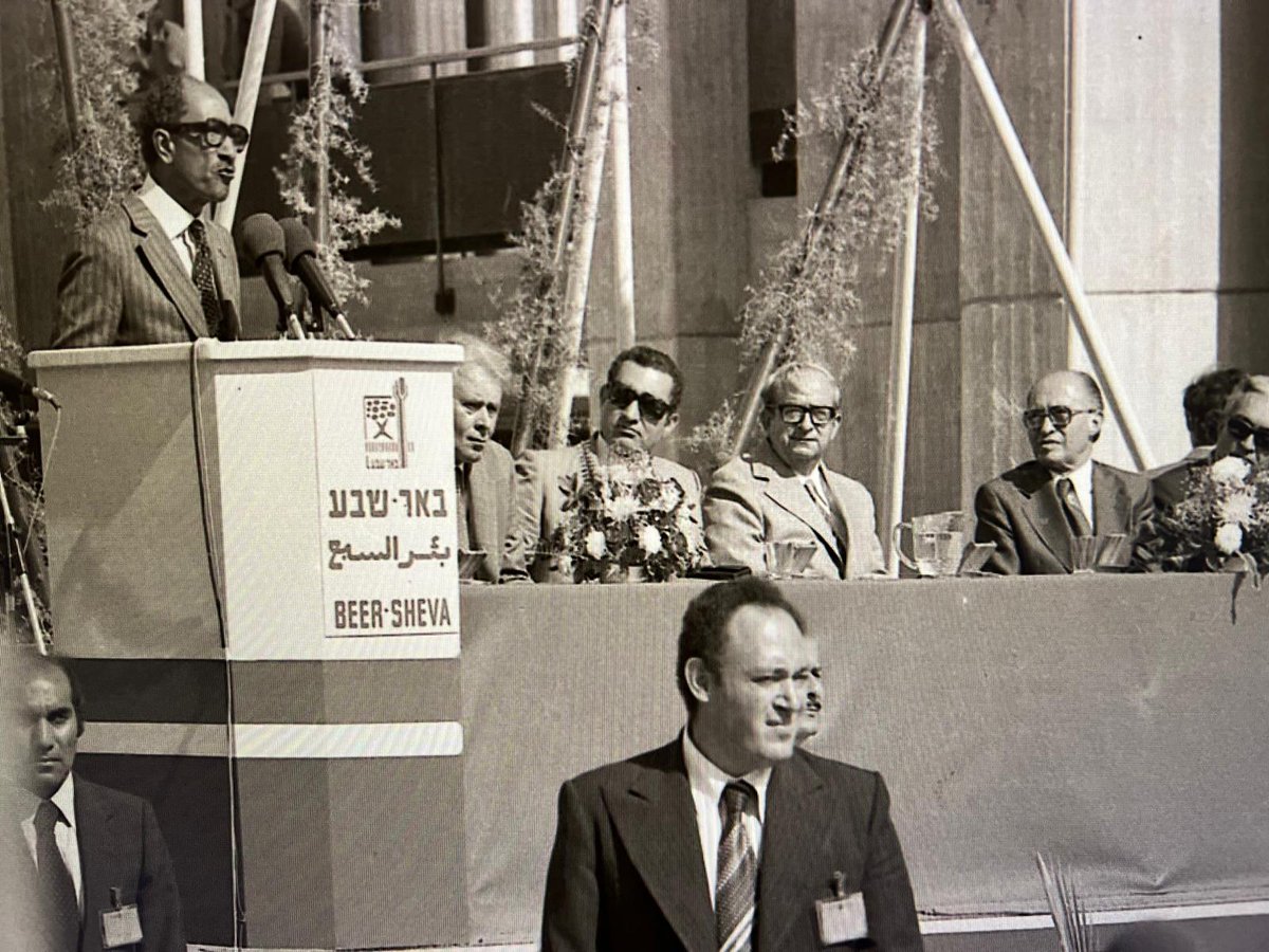 ימים אחרים, ימים של תקווה ושלום
סאדאת בבאר שבע.
צילום:בועז לניר