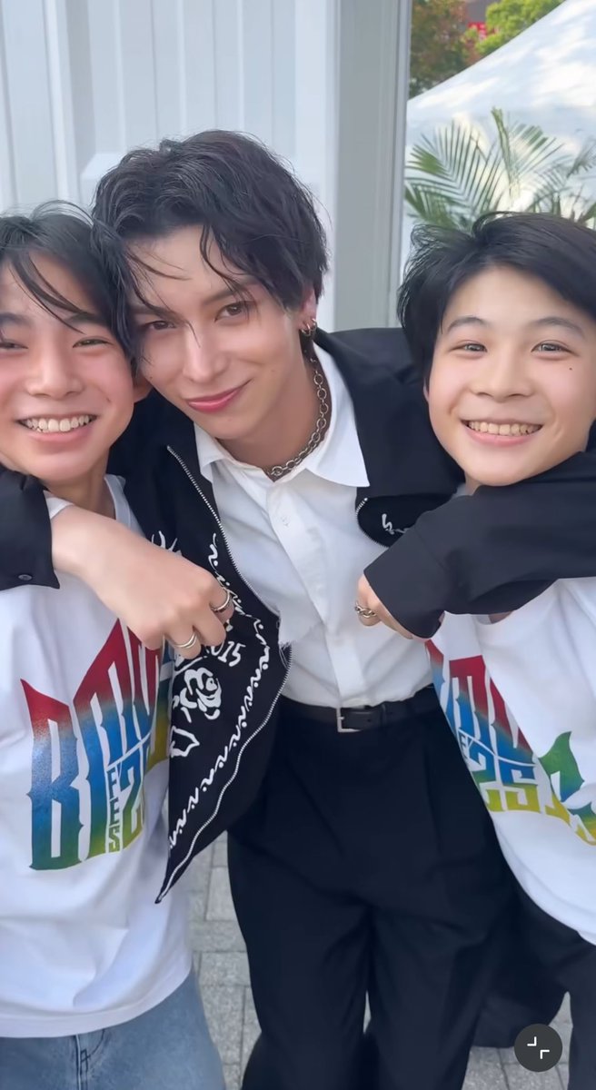 s_adam_2's tweet image. アダムのヘッドロックが決まってアオハル同じ顔して驚きながらも大笑顔になっててあまりにも平和すぎてスマホを投げた
 #STARGLOW #ADAM