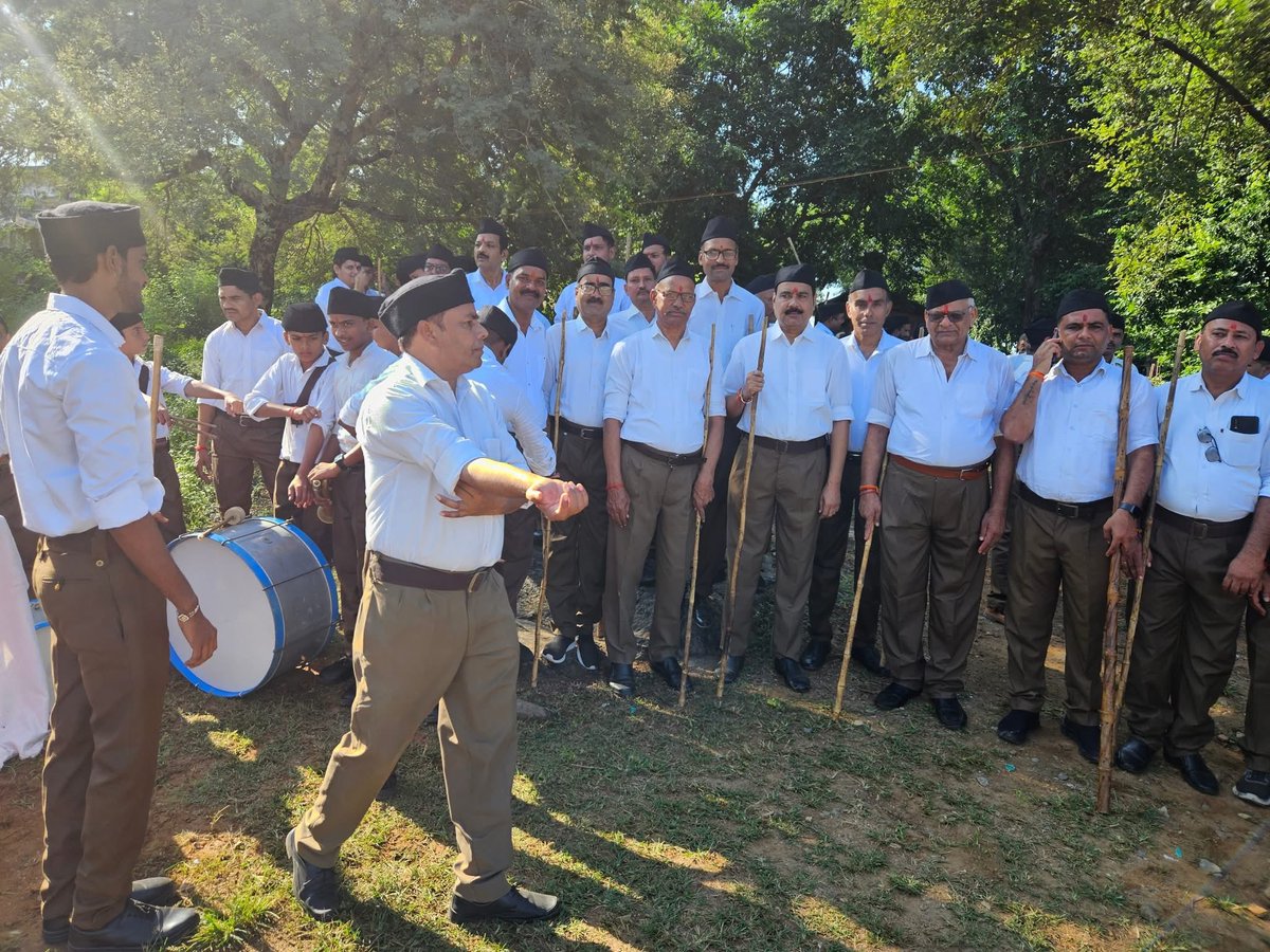 चरैवेति चरैवेति चरैवेति!!  🚩🚩

राष्ट्रीय स्वयंसेवक संघ के 100 वर्ष पूर्ण होने पर आज करेरा नगर में आयोजित ‘पथ संचलन’ में हिस्सा लेने का शुभ अवसर मिला।

अनुशासन, सेवा, सांस्कृतिक जागरण और सामाजिक कल्याण के अविचल संकल्प पर आधारित Rashtriya Swayamsevak Sangh (RSS)  ने अपनी शताब्दी