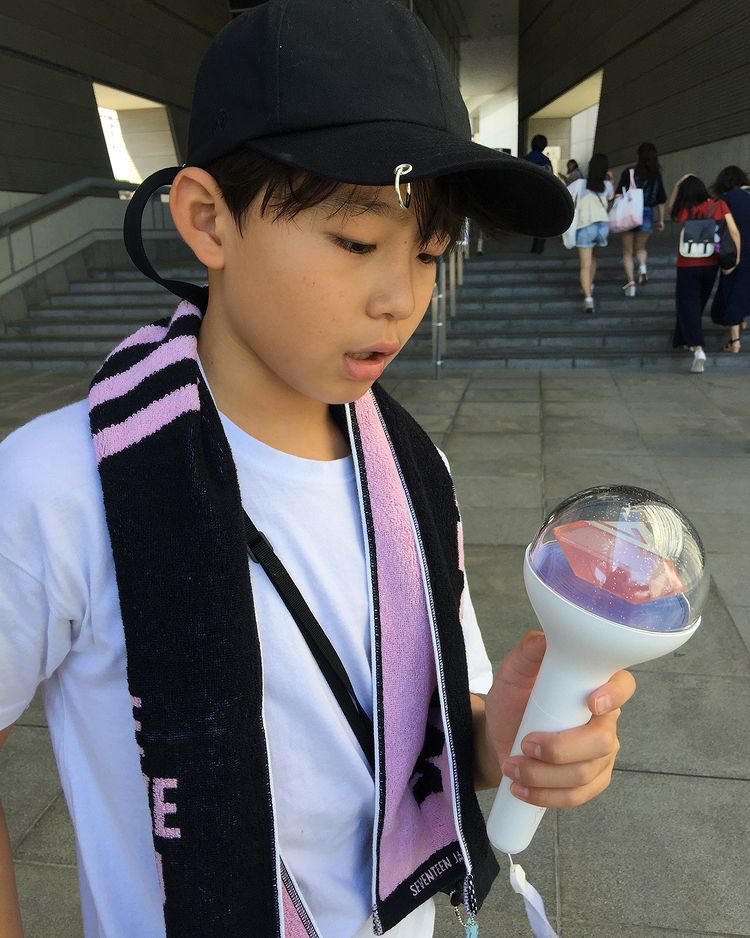 ijeiju's tweet photo. little keiju would never believe that a few years later he’d be interviewing seventeen and even get a pat from scoups 😭 https://t.co/p5lscL8zR4
