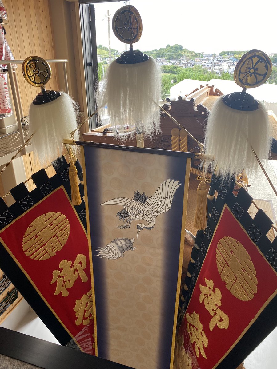 hbtk_hozonkai's tweet photo. 2025.10.2
新しい交差旗と町名旗が完成

新調時に製作した旗は綴織の高価な物で、雨などは避けて大事にしたいという思いが新調当初からあり、ようやく今回の旗の製作にたどり着きました
鶴亀の絵は賢申堂の河合親方に描いてもらい、裏面には昔のオシメ法被の文字模様
土生瀧らしい祭りを！

#土生瀧 https://t.co/0QTteaZWqk