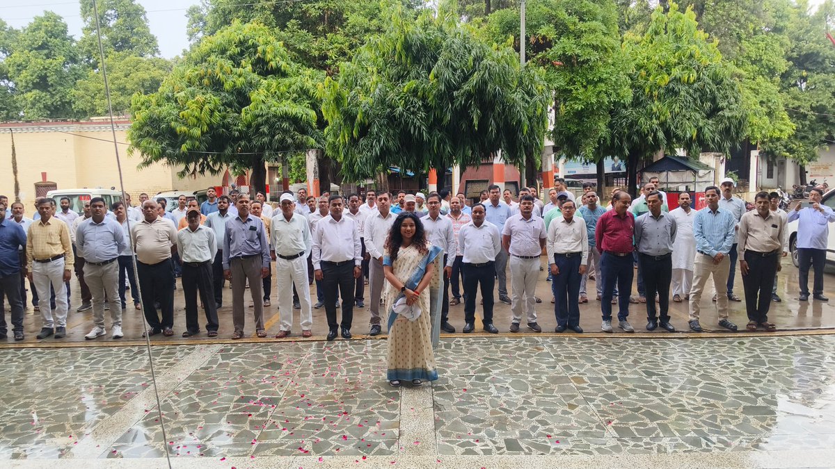 गांधी जी एवं शास्त्री जी की जयंती के अवसर पर गांधी जी एवं शास्त्री जी के चित्र पर माल्यार्पण एवं पुष्पांजलि अर्पित कर नमन किया एवं उनके जीवन के महान आदर्शों से प्रेरणा लेकर जीवन में आत्मसात करने हेतु प्रेरित किया।