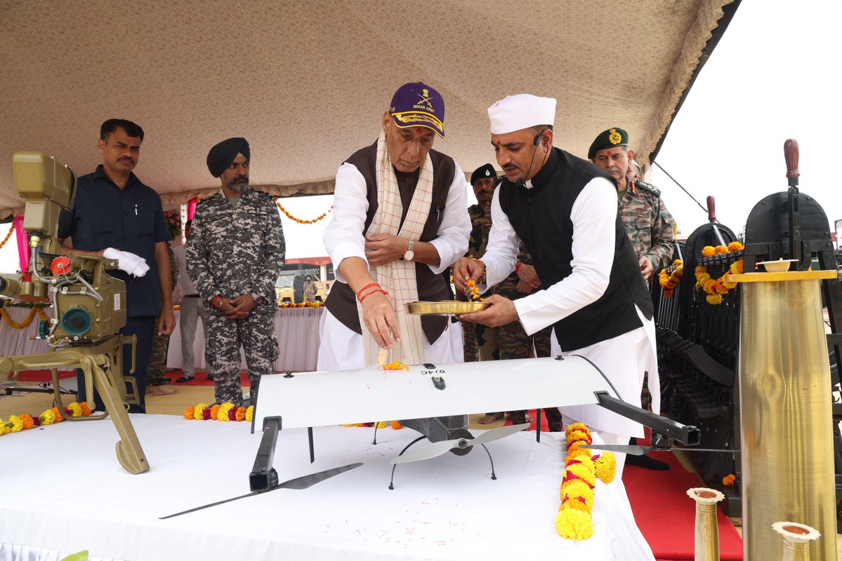 rajnathsingh's tweet image. Celebrated ‘Vijayadashmi’ with the Indian Armed Forces personnel at Bhuj Military Station in Gujarat and performed ‘Shastra Puja’. ‘Shastra Puja’ on Vijayadashmi is an integral part of our Indian culture.
The worship of weapons on this day is deeply connected with India’s…