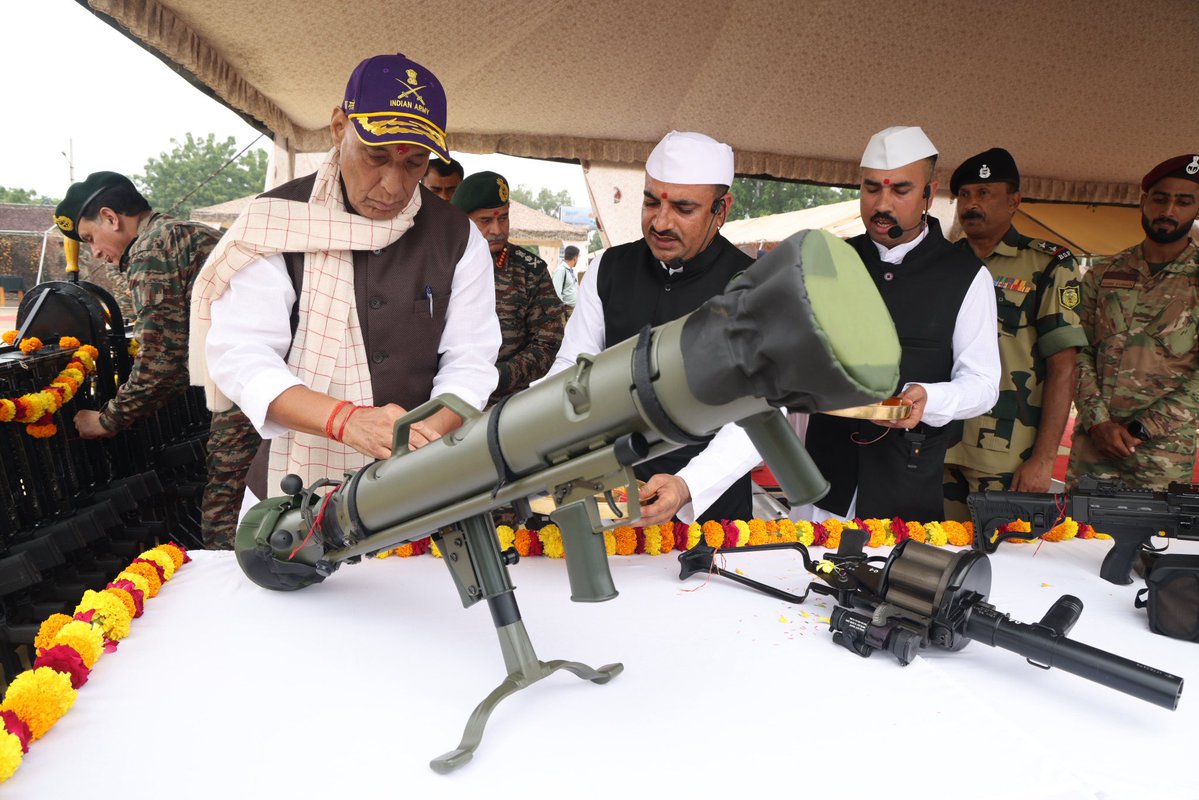 rajnathsingh's tweet image. Celebrated ‘Vijayadashmi’ with the Indian Armed Forces personnel at Bhuj Military Station in Gujarat and performed ‘Shastra Puja’. ‘Shastra Puja’ on Vijayadashmi is an integral part of our Indian culture.
The worship of weapons on this day is deeply connected with India’s…