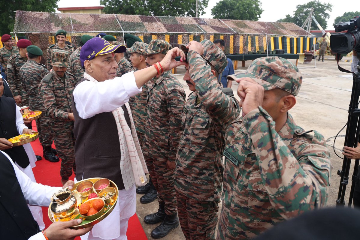 rajnathsingh's tweet image. Celebrated ‘Vijayadashmi’ with the Indian Armed Forces personnel at Bhuj Military Station in Gujarat and performed ‘Shastra Puja’. ‘Shastra Puja’ on Vijayadashmi is an integral part of our Indian culture.
The worship of weapons on this day is deeply connected with India’s…