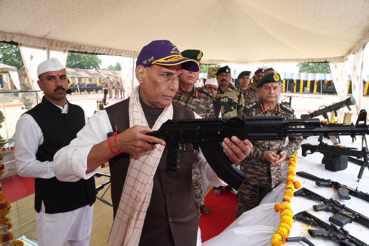 rajnathsingh's tweet image. Celebrated ‘Vijayadashmi’ with the Indian Armed Forces personnel at Bhuj Military Station in Gujarat and performed ‘Shastra Puja’. ‘Shastra Puja’ on Vijayadashmi is an integral part of our Indian culture.
The worship of weapons on this day is deeply connected with India’s…