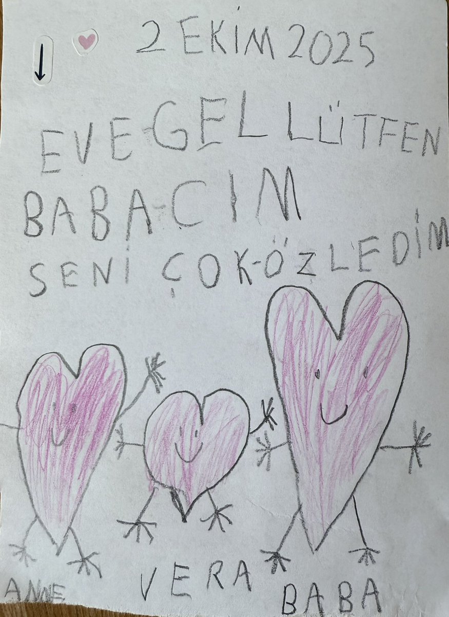 2 Ekim 2025, Silivri, 180. görüş:

Tayfun'dan herkese selam.

Vera, okula başladığı için artık babasını her hafta ziyaret edemiyor. Tayfun; kızımızın okuma-yazmayı öğrendiğine şahit olamadan, ondan gelen notları görüyor.

40 aydır süren bu zulüm artık bitsin.