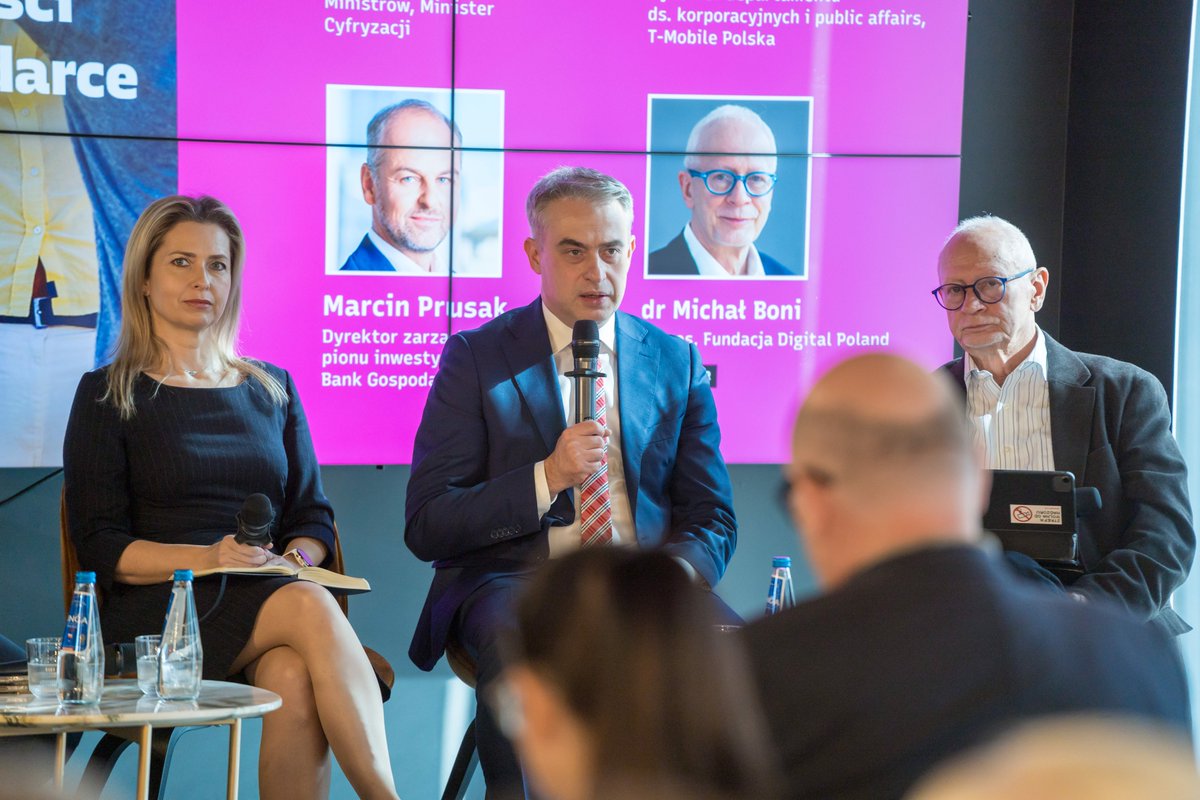 💬Potrzebne jest wskazanie kierunków działań, dzięki którym do 2032 roku we wszystkich polskich domach będzie szybki internet. To ważna rola Urzędu Komunikacji Elektronicznej i Ministerstwa Cyfryzacji. Obserwujemy na świecie dynamiczny trend konwergencji sieci, czyli integracji