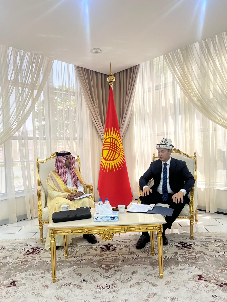 تشرفت  اليوم بلقاء سعادة السفير القيرغستاني لدى المملكة العربية السعودية بمقر السفارة بالرياض سعادة السيد أولو كبيك ماريبوف وقد تم استعراض  العلاقات الثنائية، وسبل تعزيزها بما يخدم المصالح المشتركة بين البلدين، بالإضافة إلى مناقشة الموضوعات الإقتصادية والتجارية ذات الاهتمام