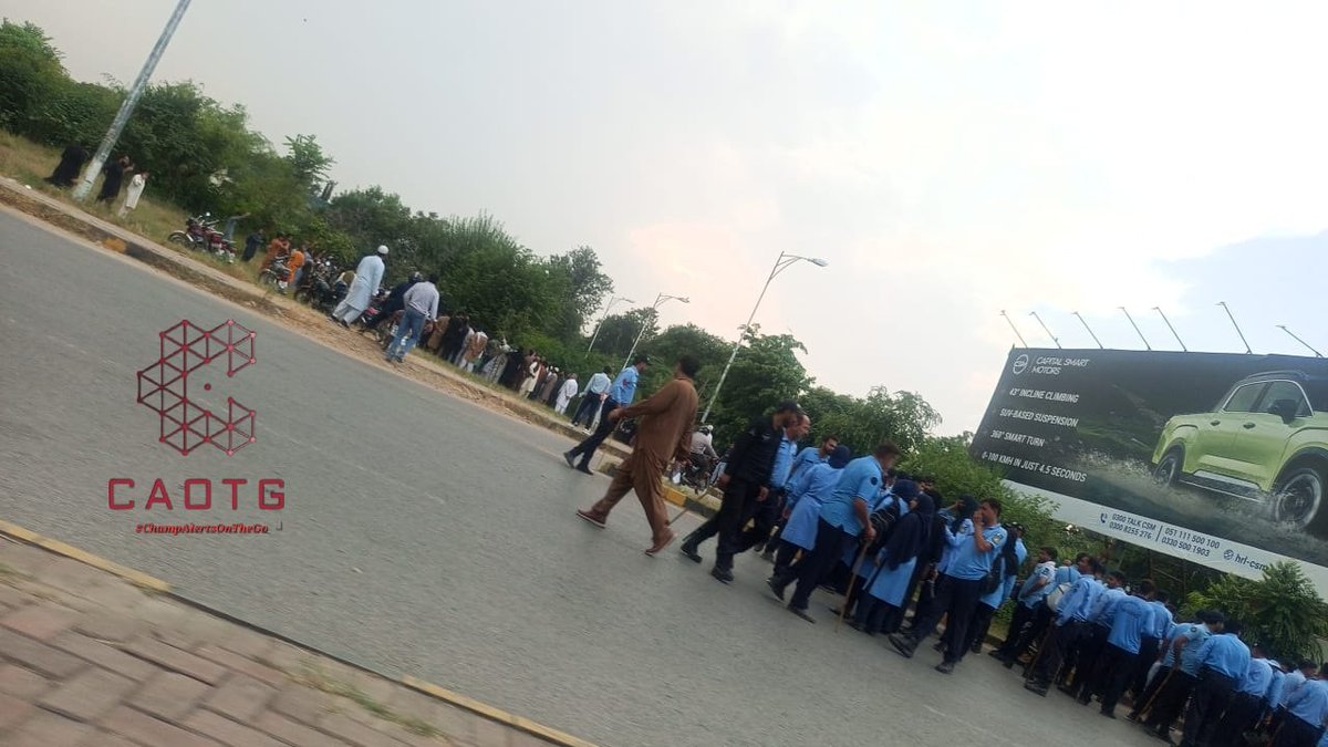 shaheryarhassan's tweet image. #Islamabad: #ProtestAlert 2/10/25
Heavy deployment of police at Islamabad Press Club due to protest. Commuters are advised to plan their journeys accordingly. #CAOTG #ChampAlertsOnTheGo