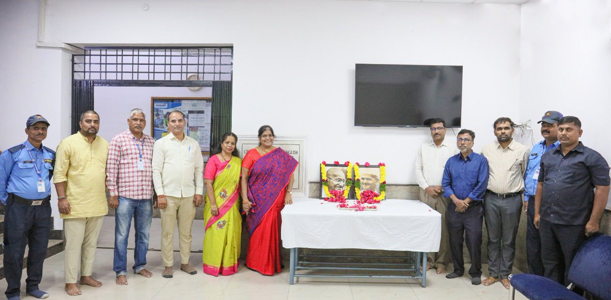 EFLU_OFFICIAL's tweet photo. Faculty members of The English and Foreign Languages University (@EFLU_OFFICIAL )offered floral tributes to Mahatma Gandhi and Lal Bahadur Shastri on their birth anniversaries, remembering their service to the nation.
#GandhiJayanti #LalBahadurShastriJayanti #EFLU #Tribute https://t.co/KBS7ZtcTqL