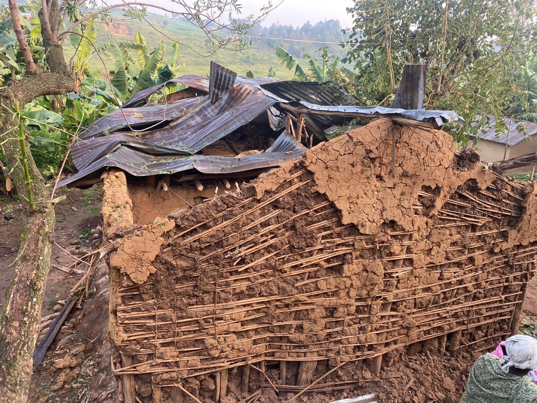 #Guerre_du_M23: Mise à jour sur le bombardement de drone à #Rutshuru.

Aux alentours de 22 heures, un drone militaire des FARDC a d’après des sources ciblé un bâtiment connu sous le nom de SIKIPE dans le camp militaire Pena de Rutshuru. Ce bâtiment est situé derrière la RTNC et