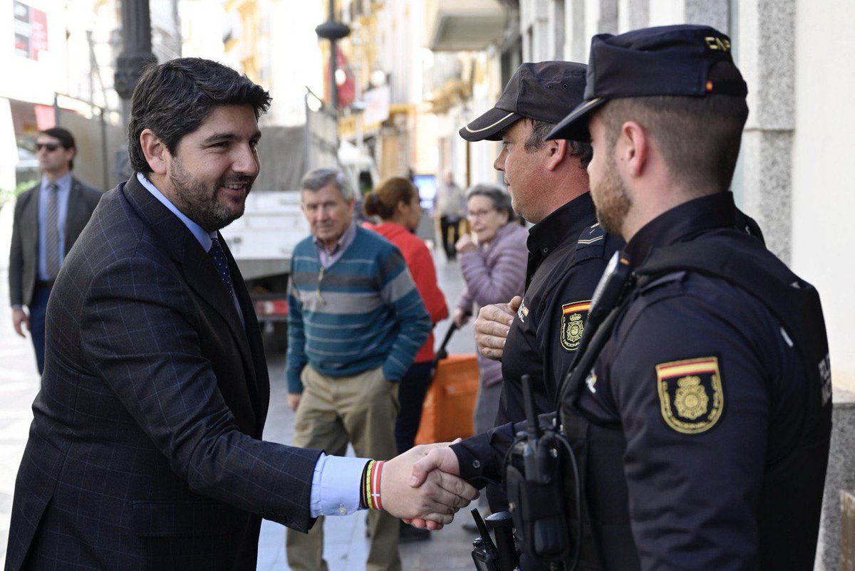 🇪🇸 Mi felicitación a la <a href="/policia/">Policía Nacional</a> en el día de sus patronos, los Santos Ángeles Custodios.

Siempre al servicio de las personas, con vocación y lealtad, velando por nuestra seguridad y, por tanto, por nuestra libertad.

La #RegióndeMurcia os da las gracias. #DíadelaPolicía