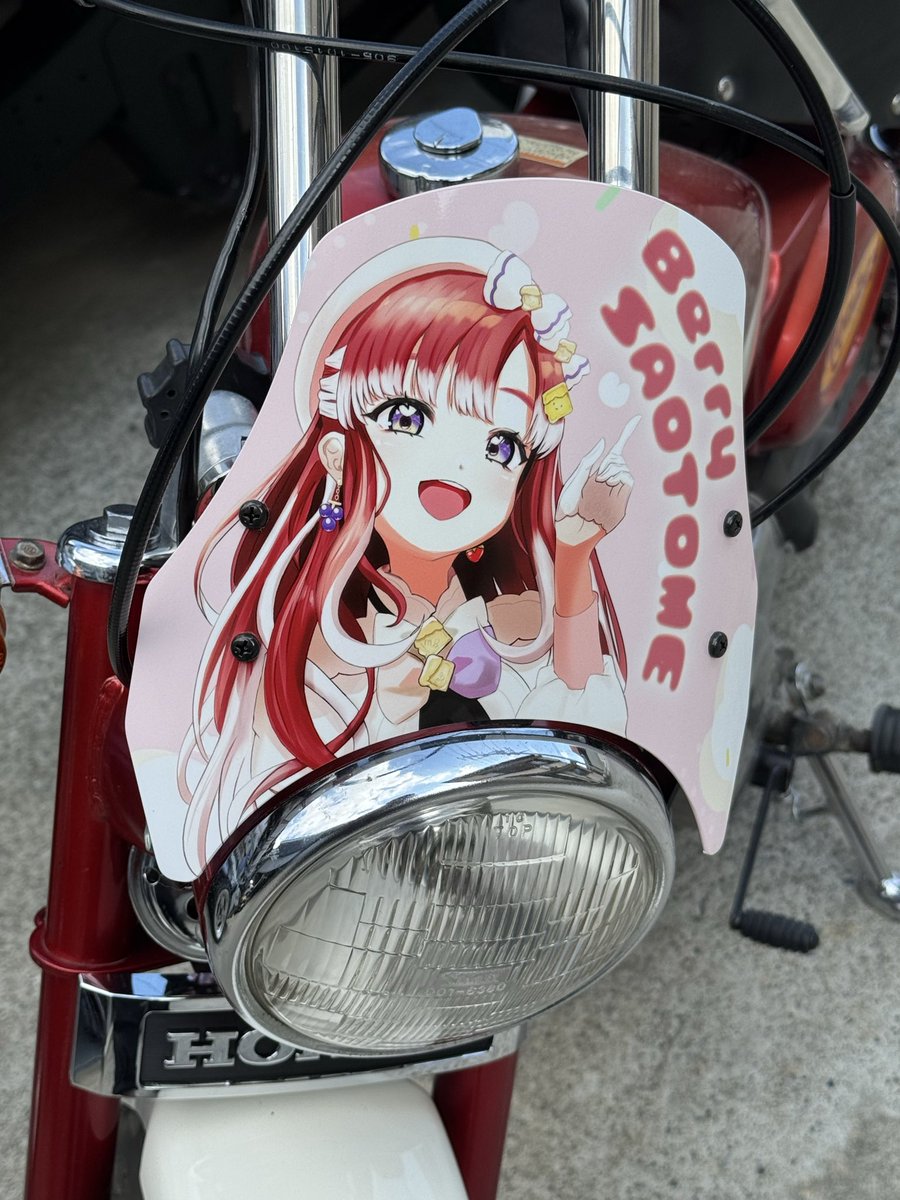 【いらっしゃいませ！
あなたに元気と笑顔のトッピング！
しゃら〜ん✨】

にじさんじ Speciale 所属
「早乙女ベリー」貼りました！🍰 🧁

イラスト まーくん様（<a href="/SHINOMIYA666pt/">まーくん</a> ）
印刷  Sakata Designers様（<a href="/SakataDesigners/">Sakata Designers</a>）
デザイン･施行 ぼく

 #さおと名画  #早乙女ベリー