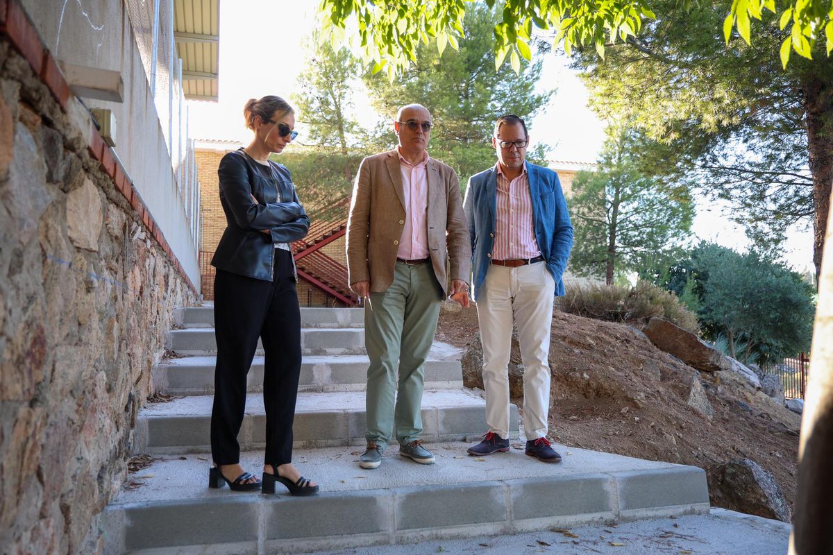 Supervisión de las obras en el colegio Ángel del Alcázar junto a mi compañero Juan Marín, concejal de promoción económica y empleo

Después de más de 15 años de desidia, el Plan de Empleo está llevando a cabo las mejoras estructurales que el centro necesitaba con urgencia. Es un
