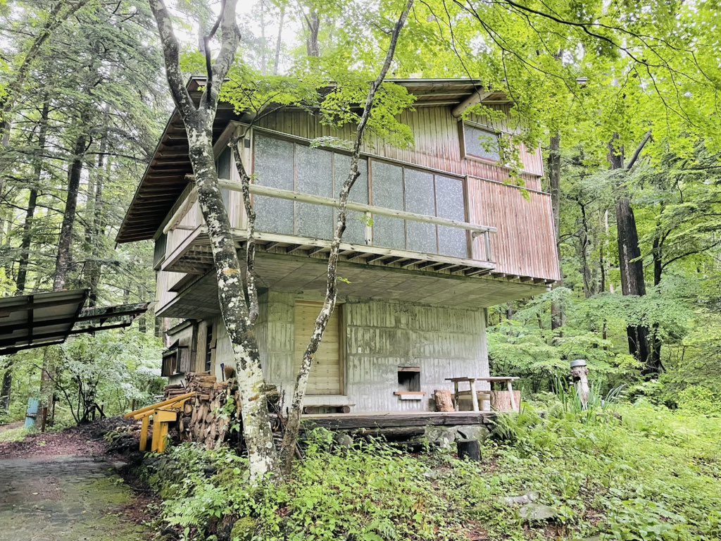osaki_colohu's tweet photo. めちゃくちゃオーラを感じた建築。
森の中やけど名建築には何かしらの力が放たれてるのかとすら思える。2階のはねだしとその下の空間の大きさが絶妙すぎてめちゃくちゃ居心地良い場所になってた。

「 ��井沢の山荘 」 https://t.co/LzeAlqQbvn