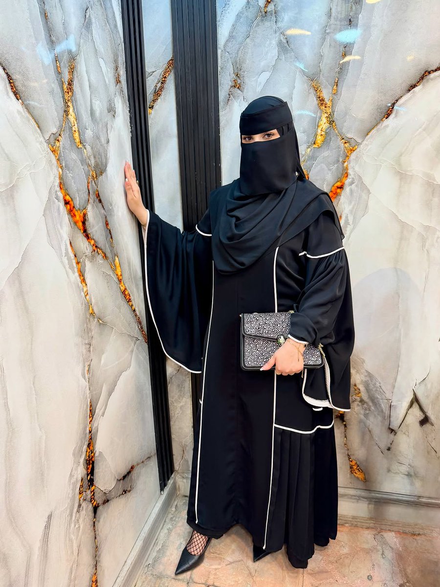 #اسعد_الله_مسااكم
انا مو زعلانه لاني منفصله  
زعلانه لاني حلوه على الفاضي 🤣🤣
أمزح أمزح اللي يرد ع التغريده ذي معناتها انه يحبني ومعجب 😋😍🫢