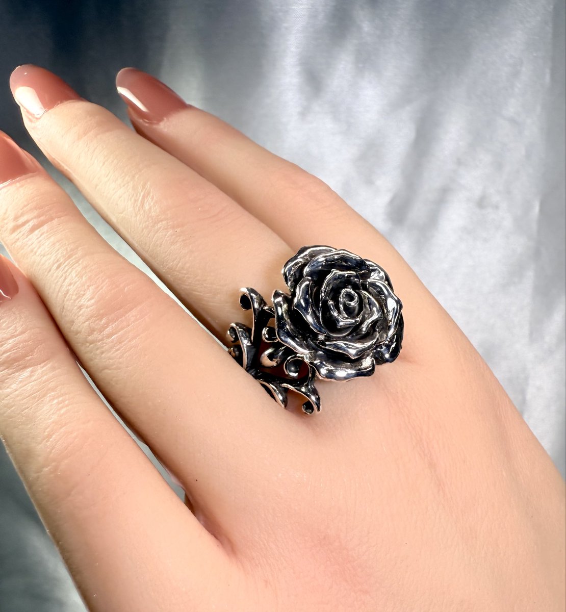 🎁プレゼントのお知らせ🎁

今回、BLUE ROSEの🎁は…

ザ❗️薔薇🌹リングを1名様に

いいね ＆ リポスト ＆KIYOをフォロー

「Garniture Rose Ring」

Garniture…フランス語で「飾り」「脇役」的な
意味

主役は自分！自分を引き立てる脇役の薔薇🌹って感じで命名しましたᕦ(ò_óˇ)ᕤ

🉐SALEスタート🔥