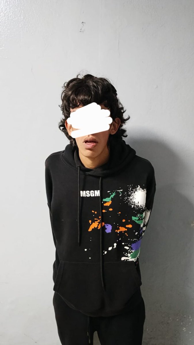 🚨 #GENZ212 | أوقفت المصالح الأمنية مساء الأربعاء 1 أكتوبر 2025 شخصا بحوزته 5 زجاجات مولوتوف جاهزة للاستعمال داخل الحي الإداري بالعاصمة، فيما لاذ خمسة من مرافقيه بالفرار إلى وجهة مجهولة.

وتكشف الواقعة عن خطورة منحى العنف المرتبط باحتجاجات Genz212 التي تحولت إلى عمليات إجرامية