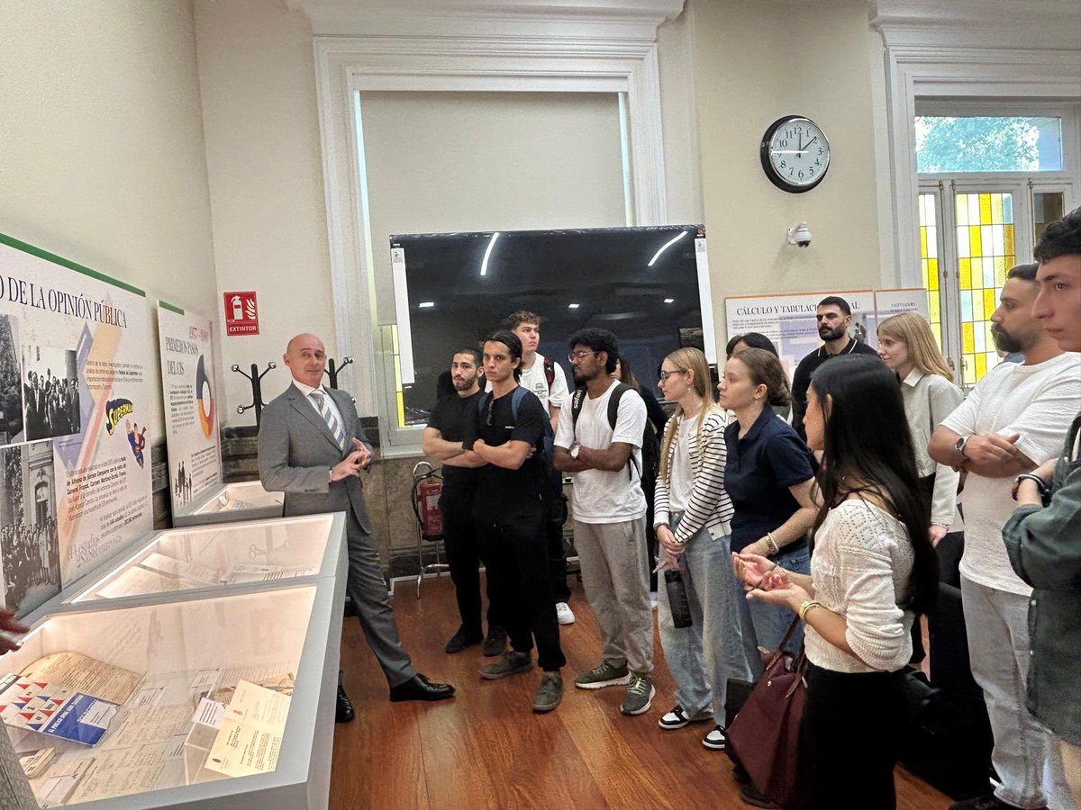 CIS_Institucion's tweet image. 🧑🏻‍🎓 Otro grupo de la Geneva Business School nos ha visitado. Han conocido de primera mano las instalaciones del CIS y la exposición por el 60 aniversario.