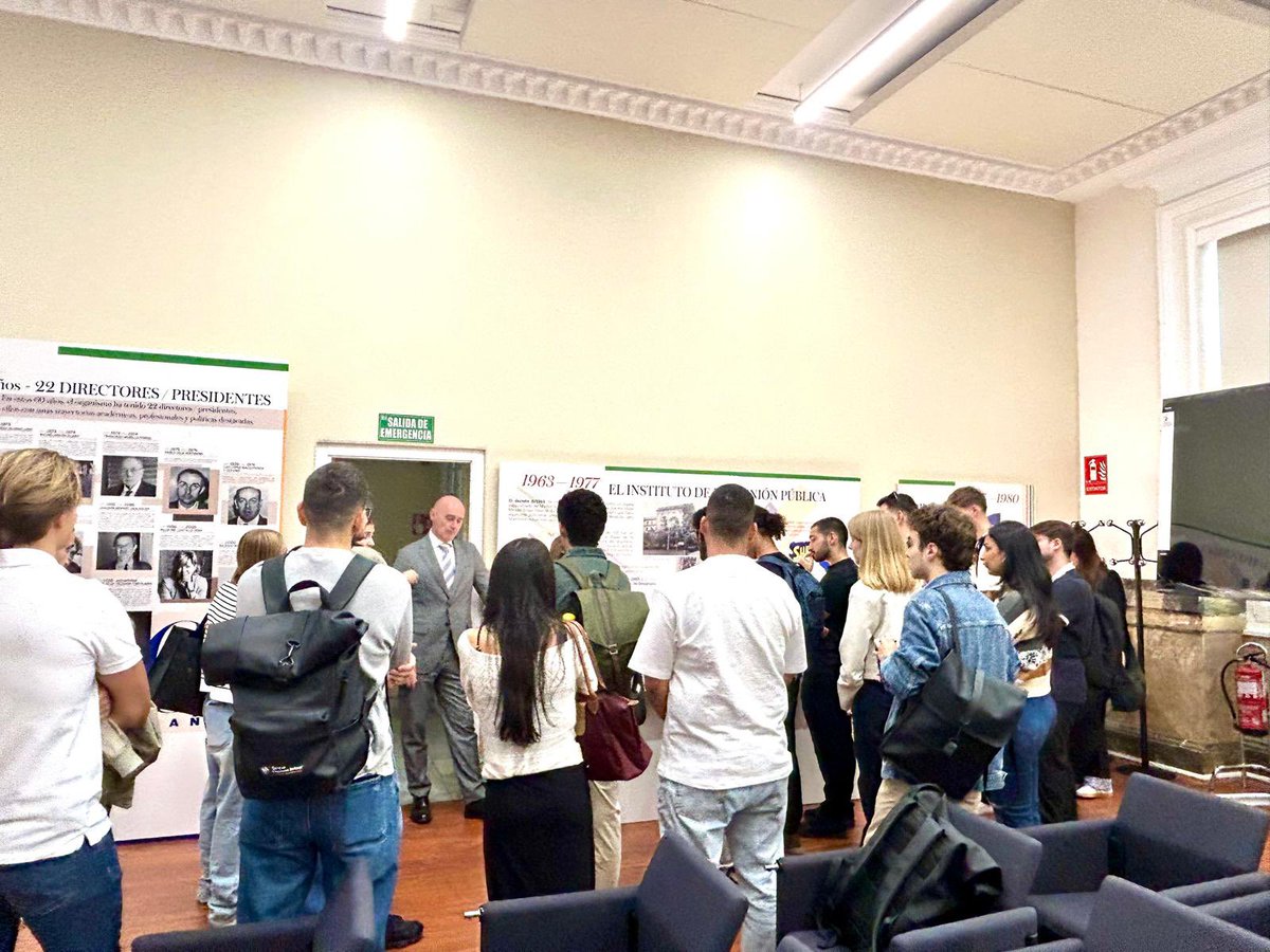 CIS_Institucion's tweet image. 🧑🏻‍🎓 Otro grupo de la Geneva Business School nos ha visitado. Han conocido de primera mano las instalaciones del CIS y la exposición por el 60 aniversario.