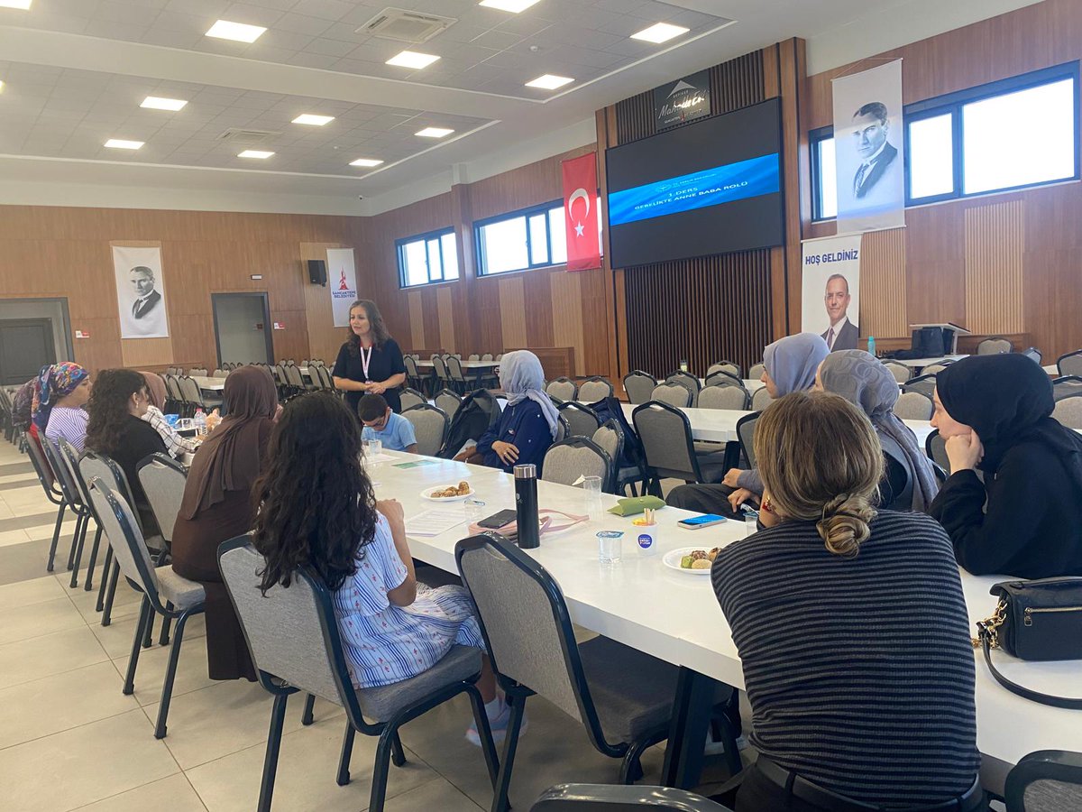 Müdürlüğümüzce düzenlenen BebekAkademisiEğitimleri  kapsamında;Bebek bakımı beslenme ve bağışıklama programı, Aile bireylerinrolleri veanneye destekyolları gibiçok konuda;Anneler,babalarin katılımıyla birlikte; daha bilinçli dahasağlıklı birgelecekiçin bilgive deneyimpaylaşıyoruz