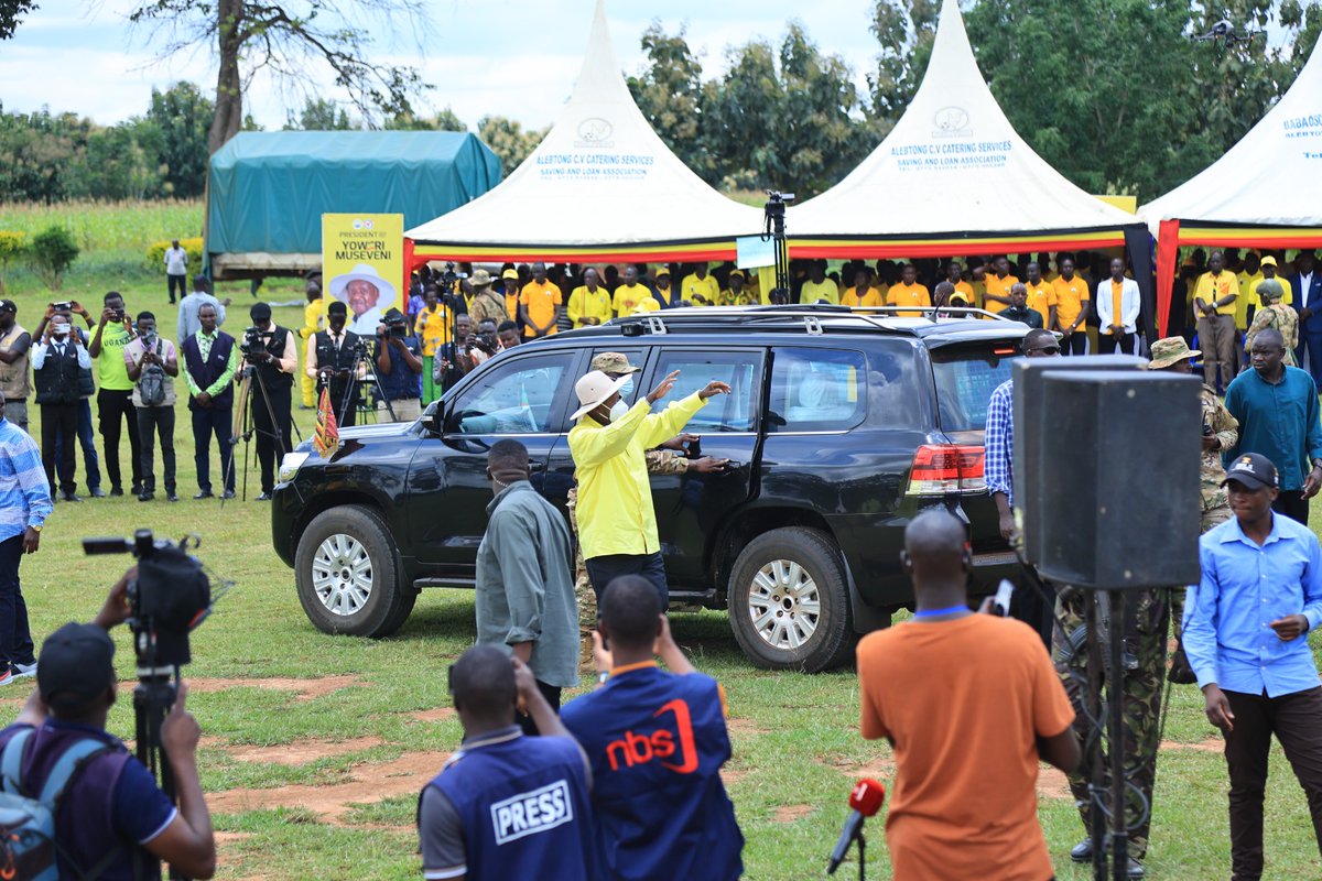 NrmBuganda's tweet image. #ONCUpdates  
H.E @KagutaMuseveni, the flag bearer for @NRMOnline, has made his way to Booma Grounds in Alebtong District as he embarks on his campaign for re-election in 2026.  

Upon his arrival, he was warmly welcomed by party leaders and officials.  
#ProtectingTheGains