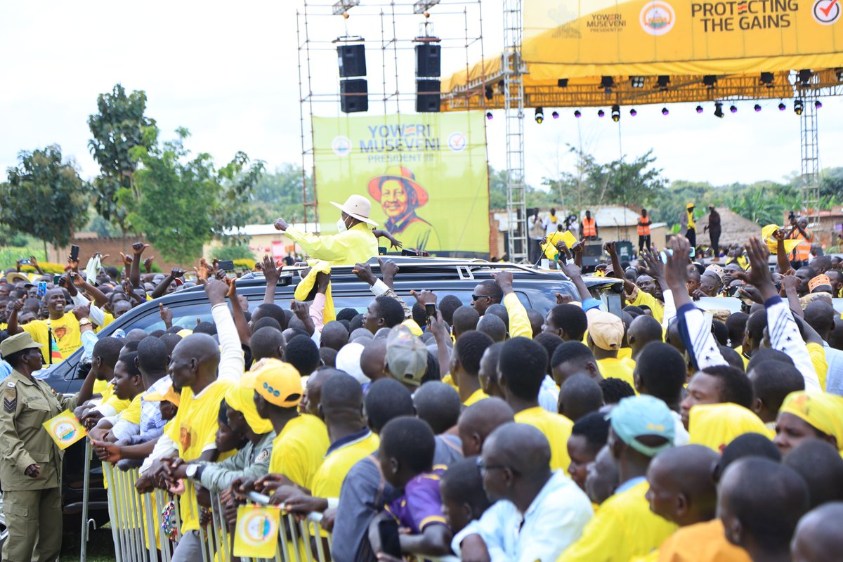 NrmBuganda's tweet image. #ONCUpdates  
H.E @KagutaMuseveni, the flag bearer for @NRMOnline, has made his way to Booma Grounds in Alebtong District as he embarks on his campaign for re-election in 2026.  

Upon his arrival, he was warmly welcomed by party leaders and officials.  
#ProtectingTheGains