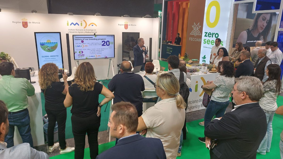 imida_murcia's tweet photo. 📌 Nuestro compañero Manuel Tornel realiza una cata de uva apirena, una de las variedades desarrolladas por el #IMIDA en colaboración con ITUM. 

#sostenibilidad #regiondemurcia #desarrollo #investigación #agricultura #innovación https://t.co/CyDhJBvGoT