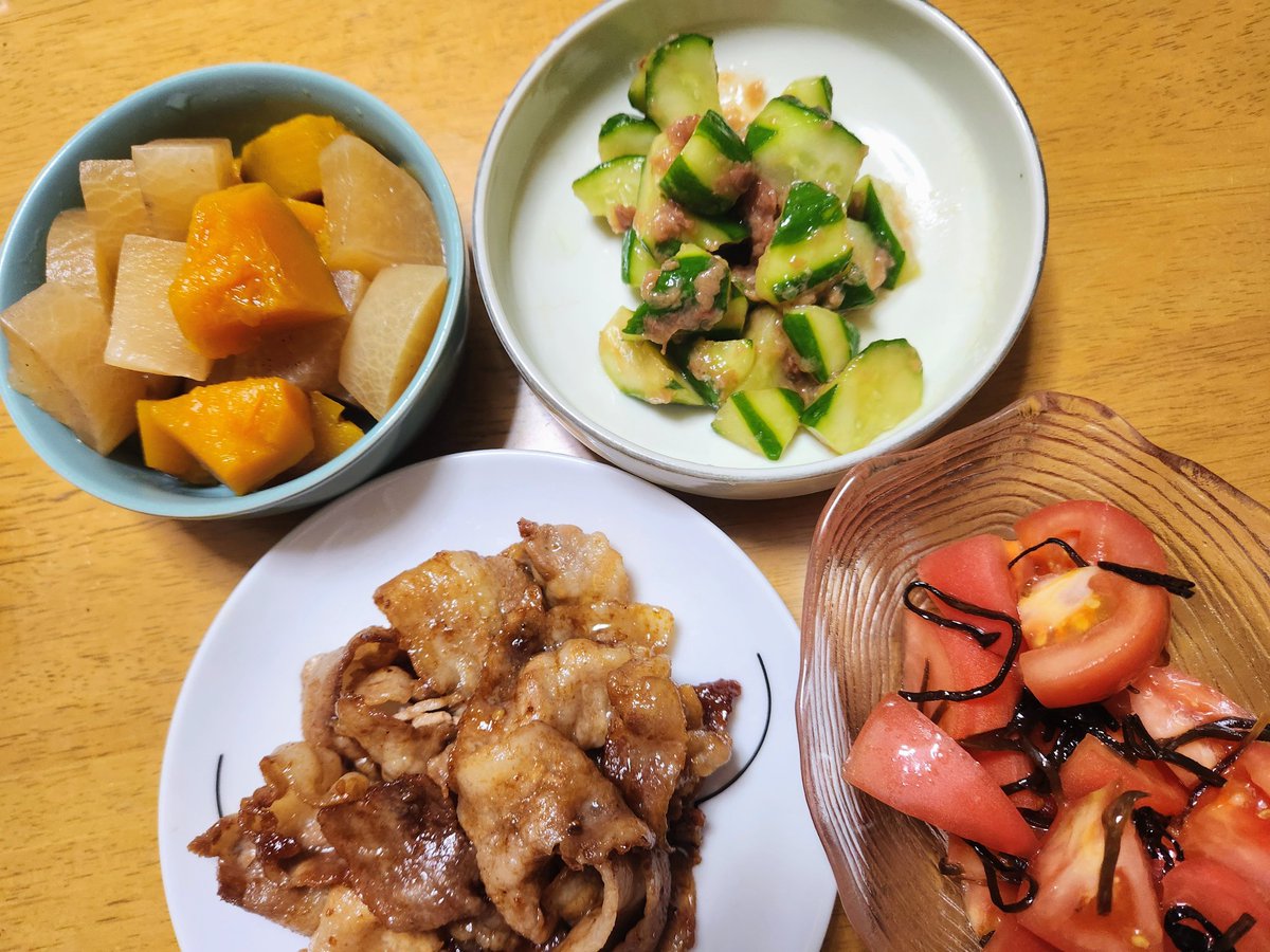 kusamura1233's tweet photo. こんばんは！
お疲れ様ですm(_ _)m

今夜はお野菜たくさんです。
先日作ったトマト🍅の塩昆布和えが美味しかったのでもう一度。キュウリは梅で和えました。そしてカボチャ🎃が美味しい季節になりましたね(^-^) https://t.co/LHxfCHtUJE