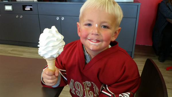 Hittade en tio år gamma bild när min son gick in på ICA Maxi Bergvik iklädd i 49ers-mundering och 49ers-fanet <a href="/bissett99/">Christer Johansson</a> bjussade honom på en mjukglass!