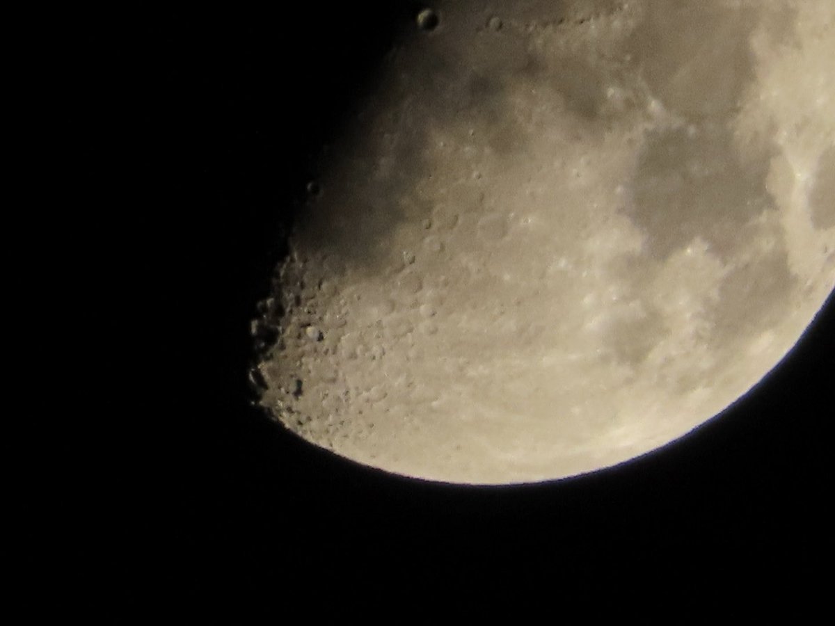 これは昨日、コンデジで撮った月なんだけど、コペルニクス(矢印のクレーター)が綺麗に映ったの嬉しすぎる。
2日前の上限の月は撮るの逃してしまいLOVEXを見ることはできず…😐また来月👊🏻