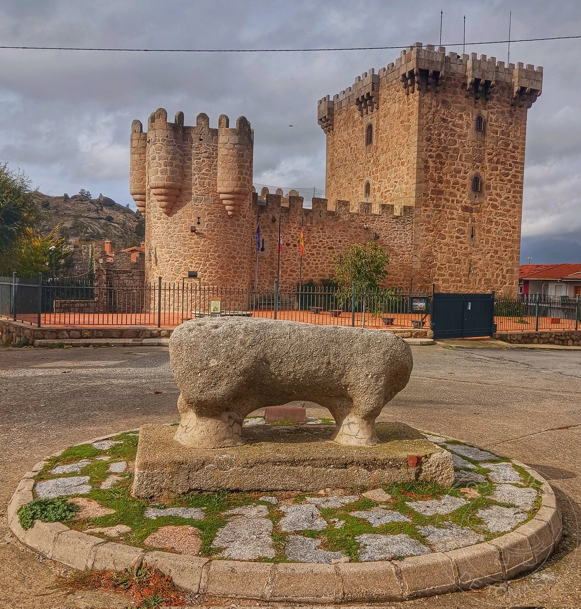 Se calcula que hay más de 200 verracos repartidos por la provincia de Ávila. Uno de ellos lo podemos encontrar en Villaviciosa, frente a su castillo, levantado en dos etapas entre los siglos XV y XVI.